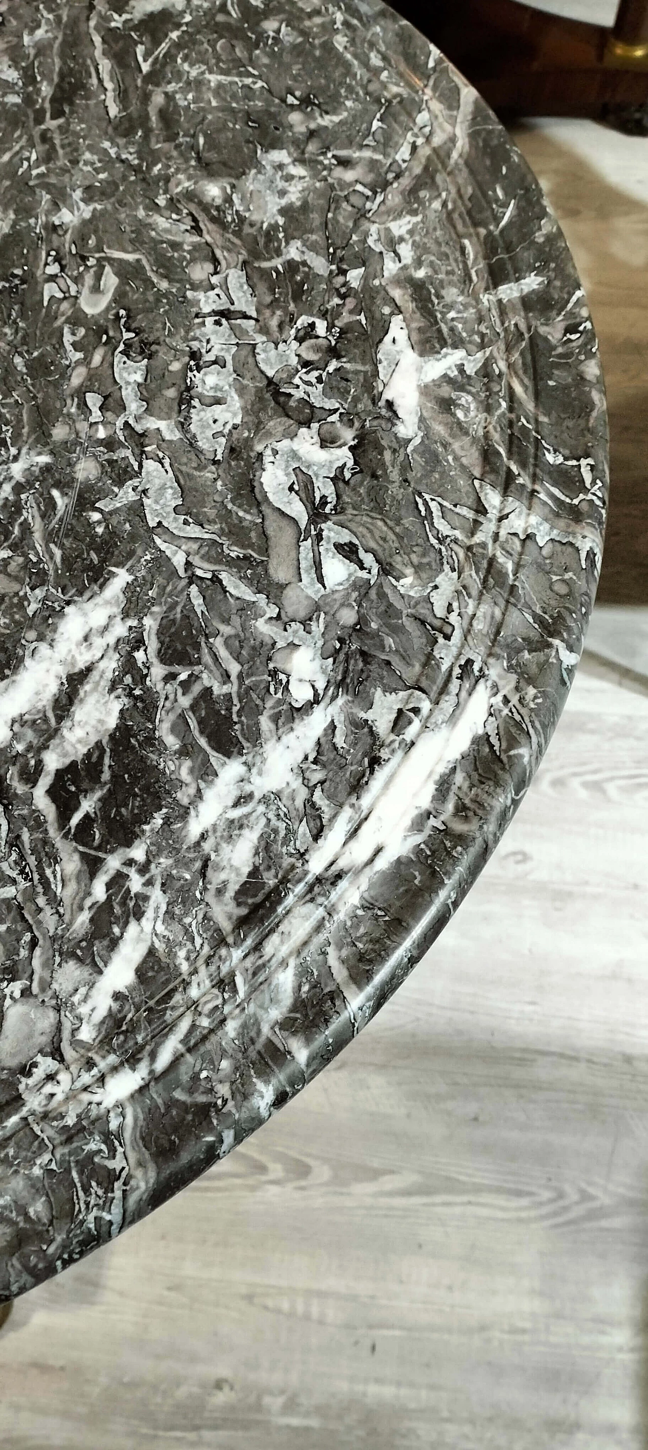 Tavolo Carlo X rotondo in mogano, acero e marmo, fine '800 8