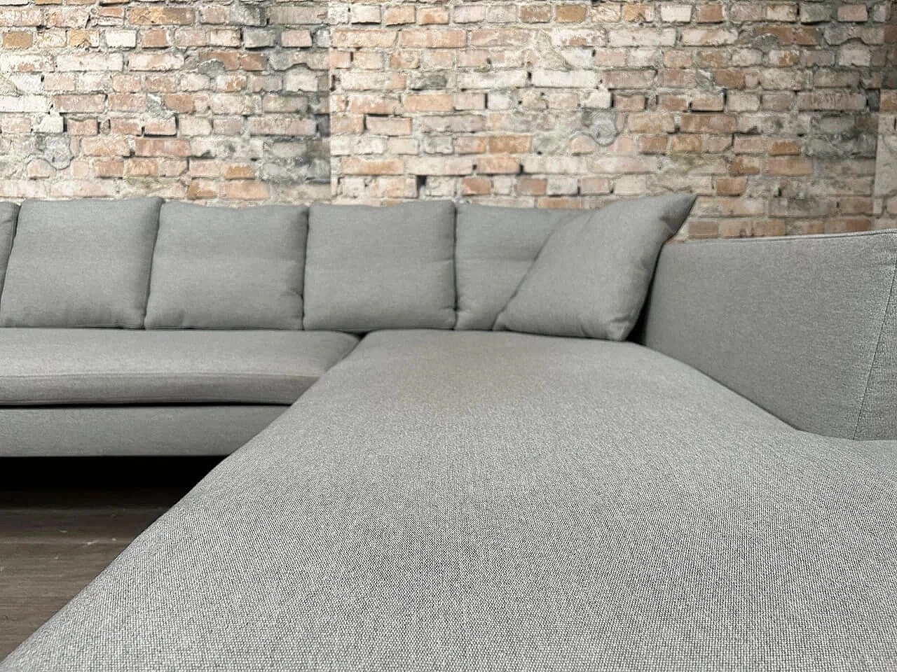 Stricto Sensu sofa in light grey fabric by Didier Gómez for Ligne Roset 4
