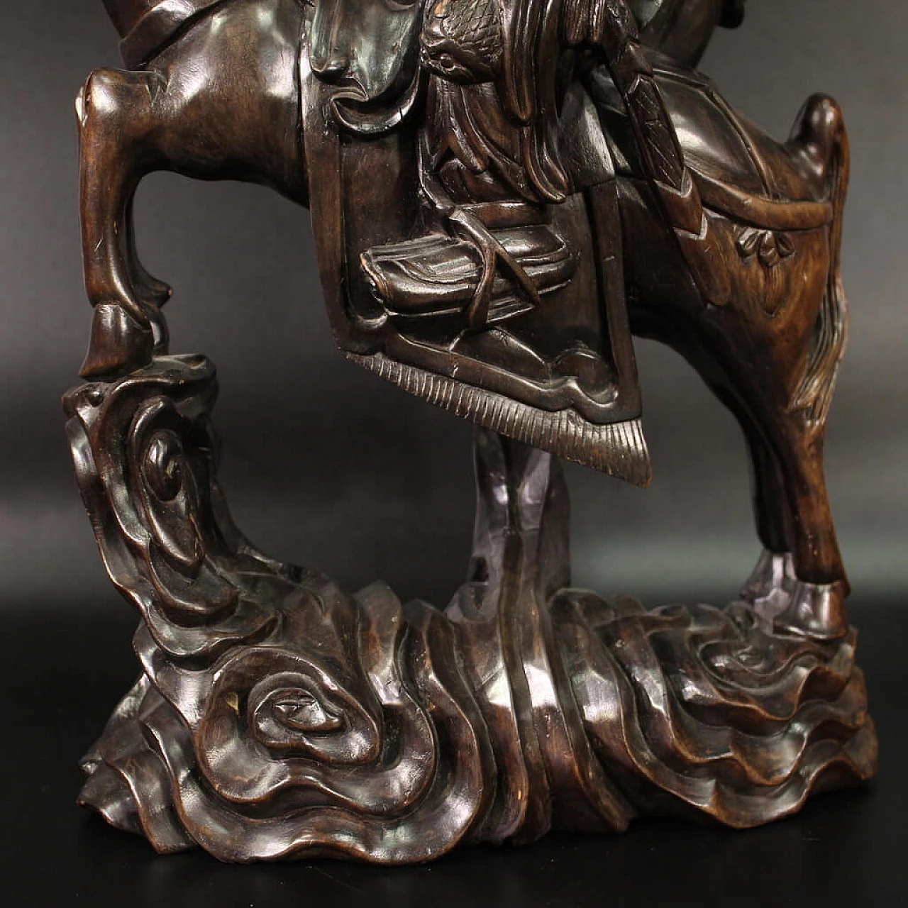 Guerriero a cavallo e figura, scultura in legno esotico 3