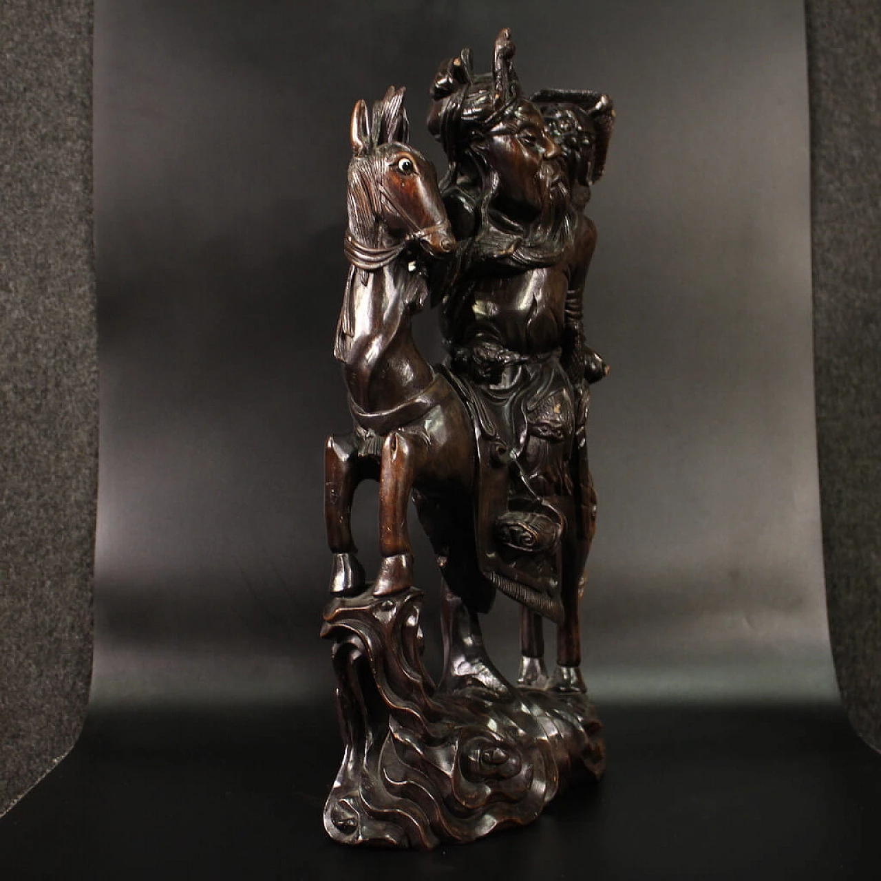 Guerriero a cavallo e figura, scultura in legno esotico 4