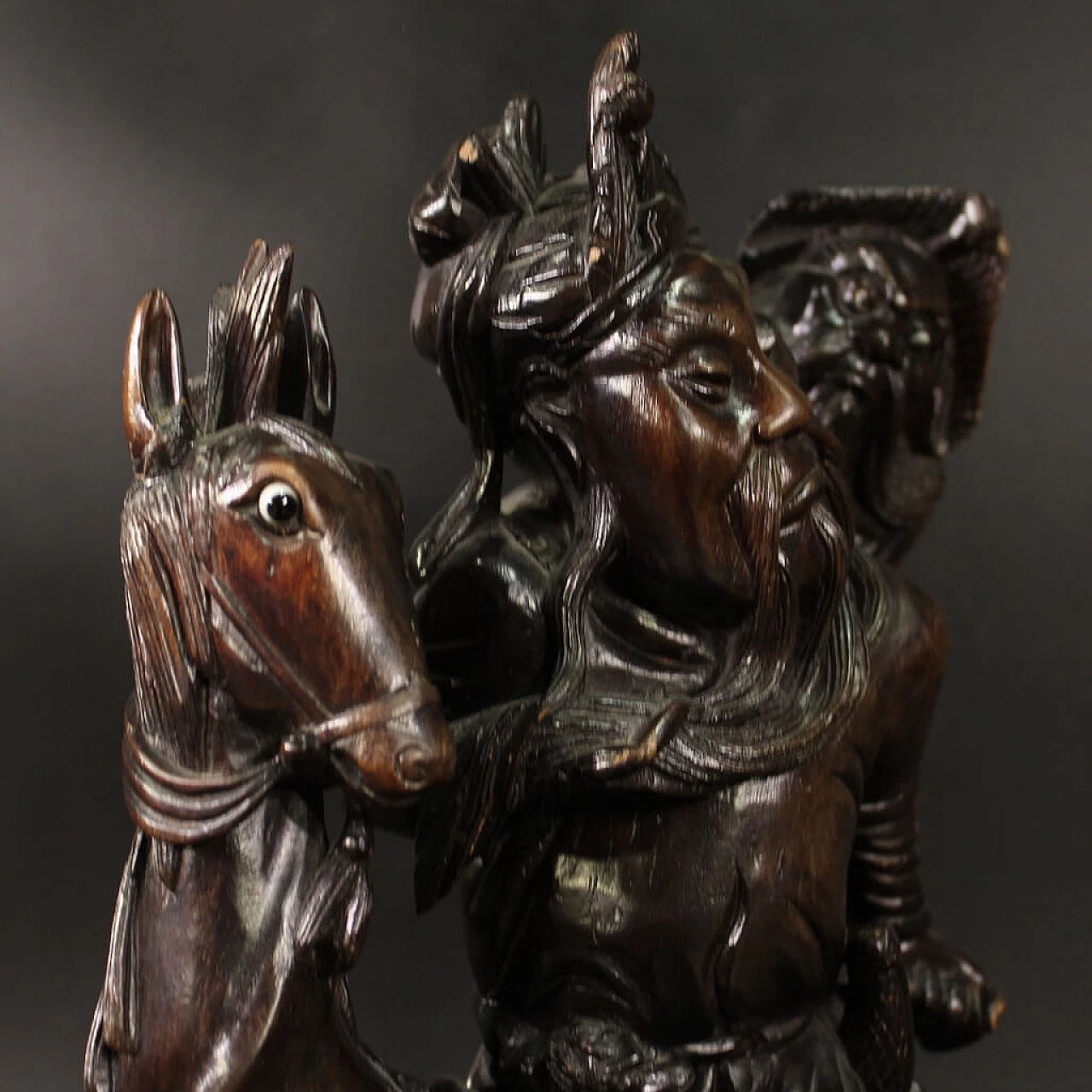 Guerriero a cavallo e figura, scultura in legno esotico 5