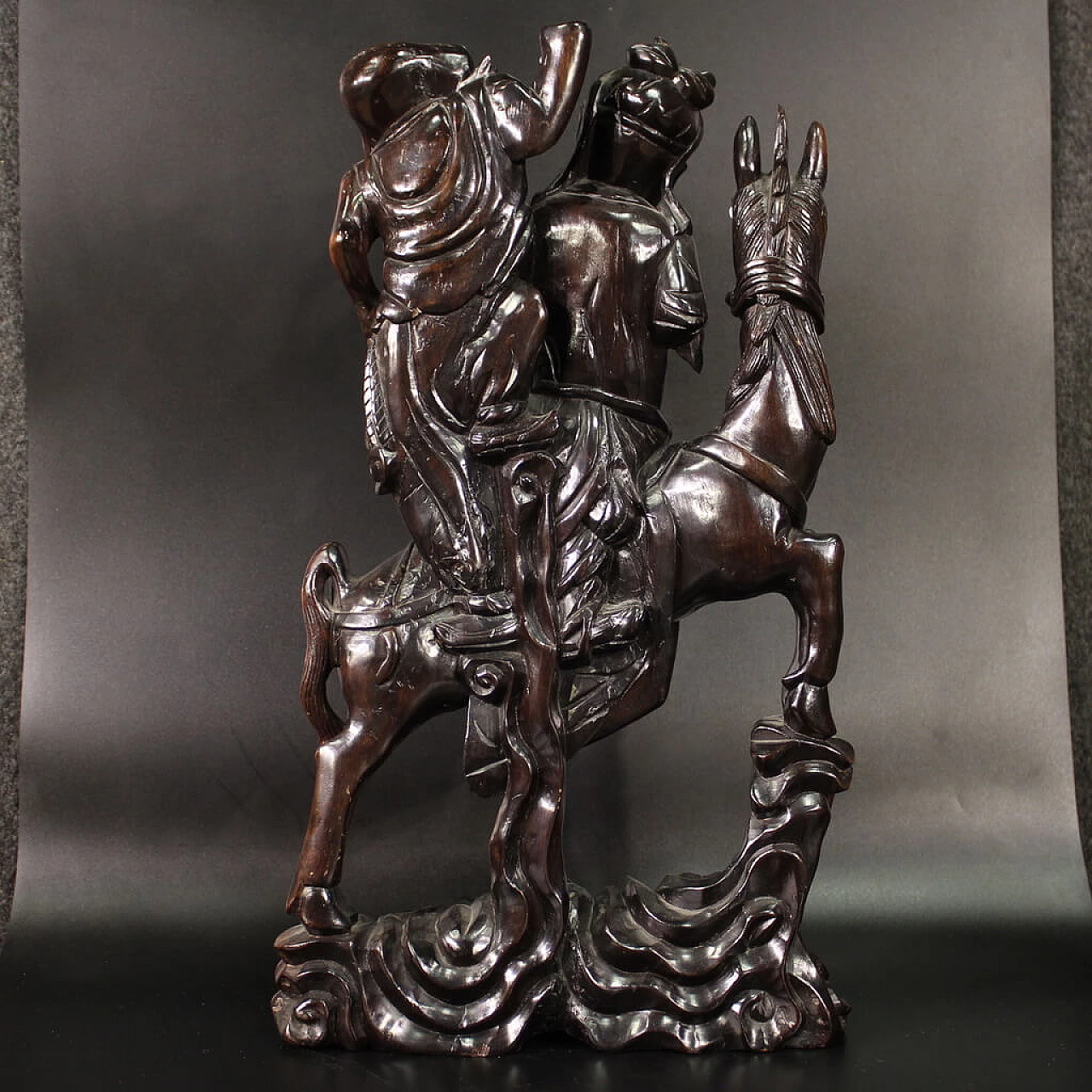 Guerriero a cavallo e figura, scultura in legno esotico 6
