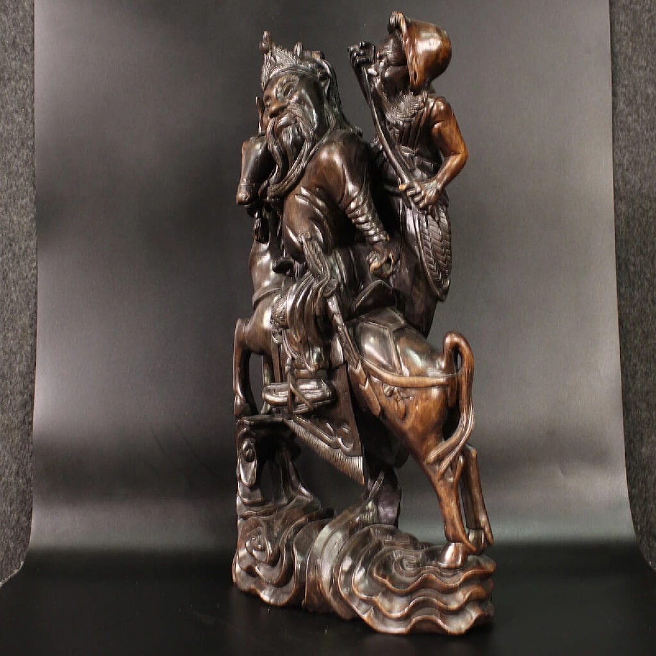 Guerriero a cavallo e figura, scultura in legno esotico 7