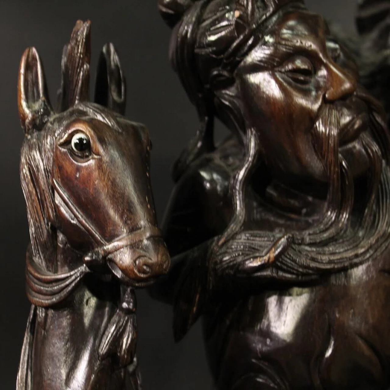 Guerriero a cavallo e figura, scultura in legno esotico 9