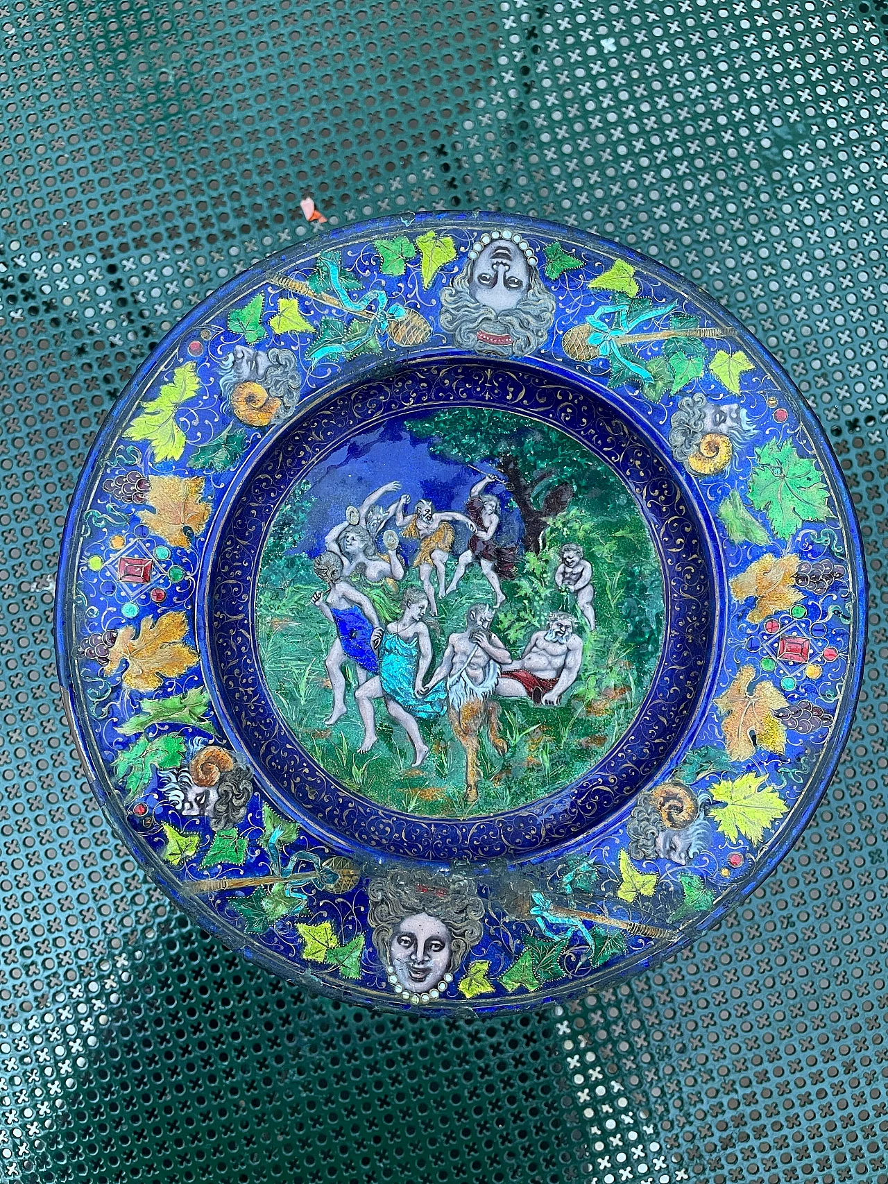 Alzata in maiolica policroma raffigurante un baccanale di Francine Perreux, fine '700 1