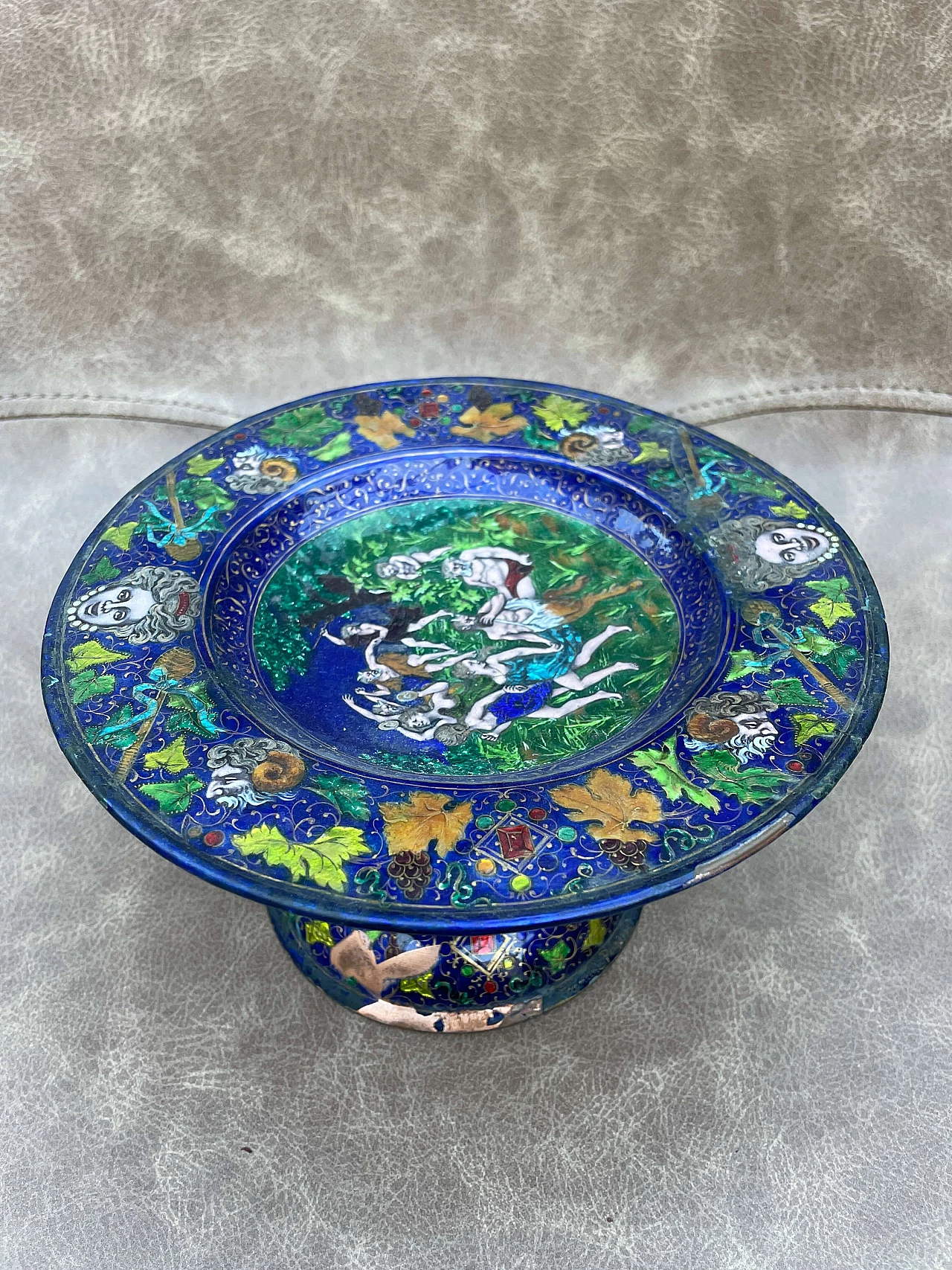 Alzata in maiolica policroma raffigurante un baccanale di Francine Perreux, fine '700 2