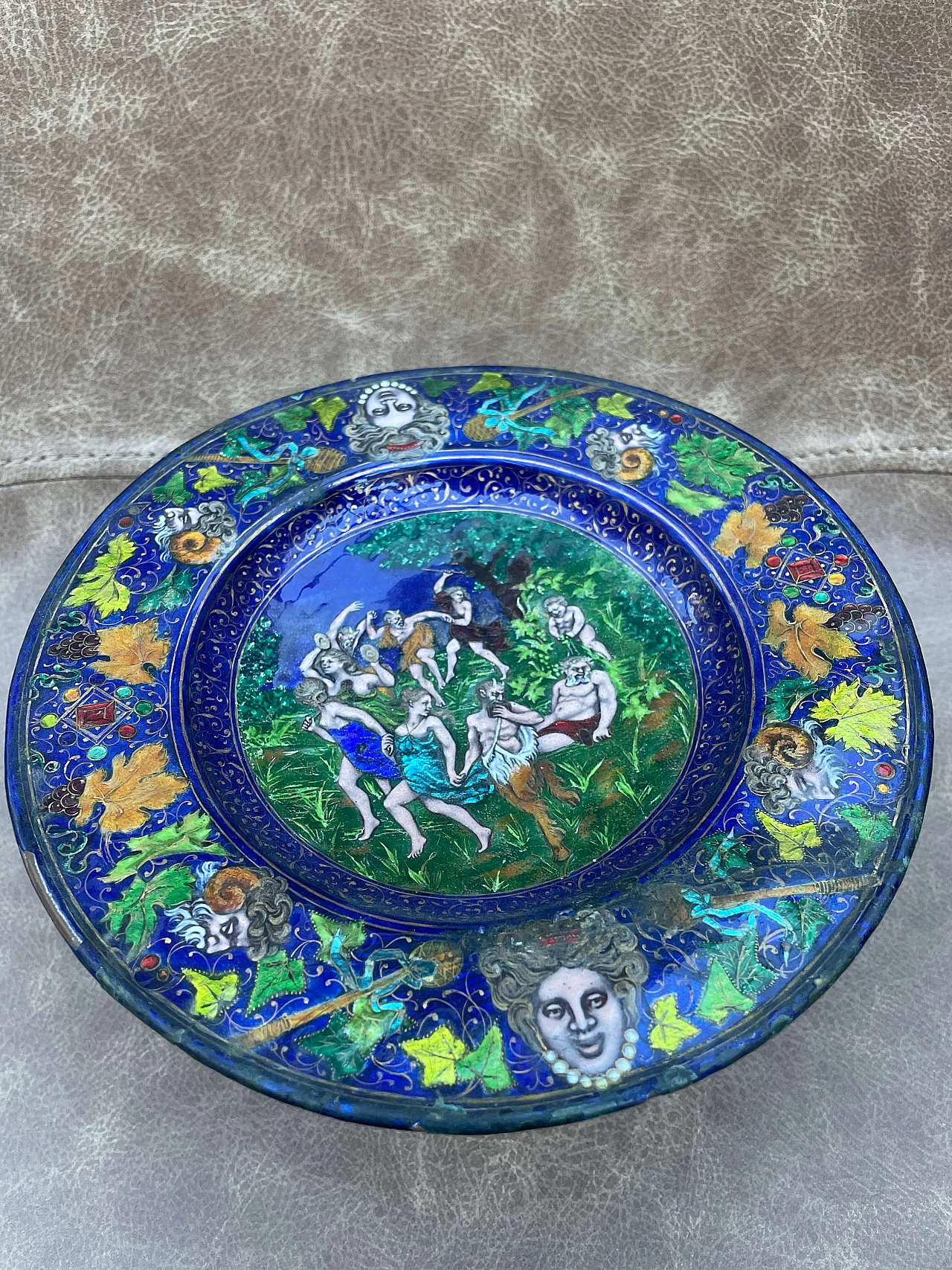 Alzata in maiolica policroma raffigurante un baccanale di Francine Perreux, fine '700 4