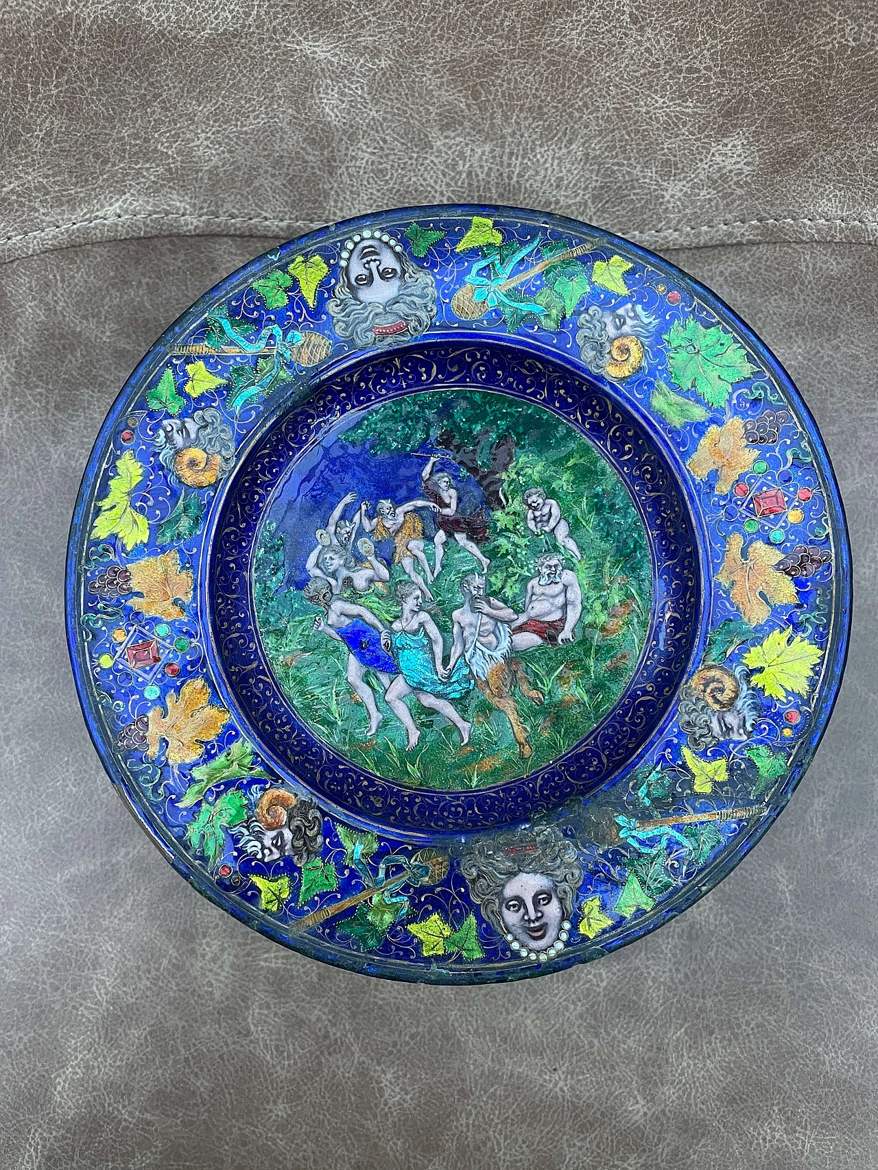 Alzata in maiolica policroma raffigurante un baccanale di Francine Perreux, fine '700 5