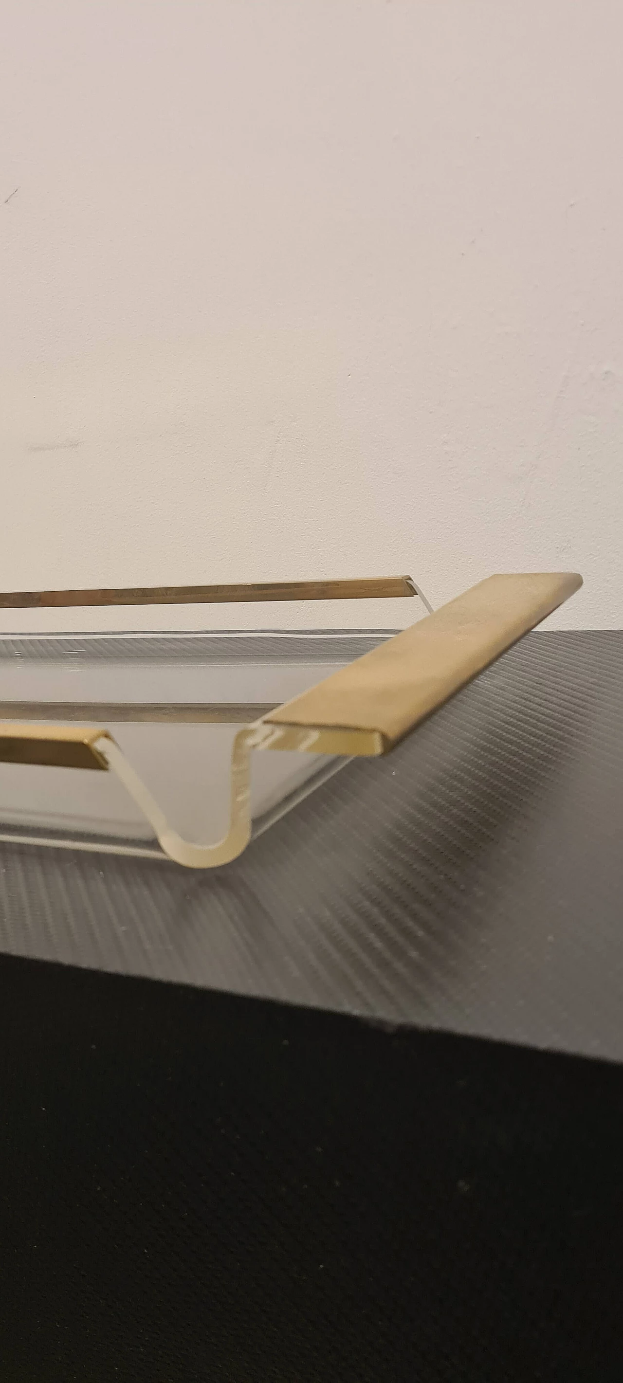 Vassoio in plexiglass e ottone, anni '80 4