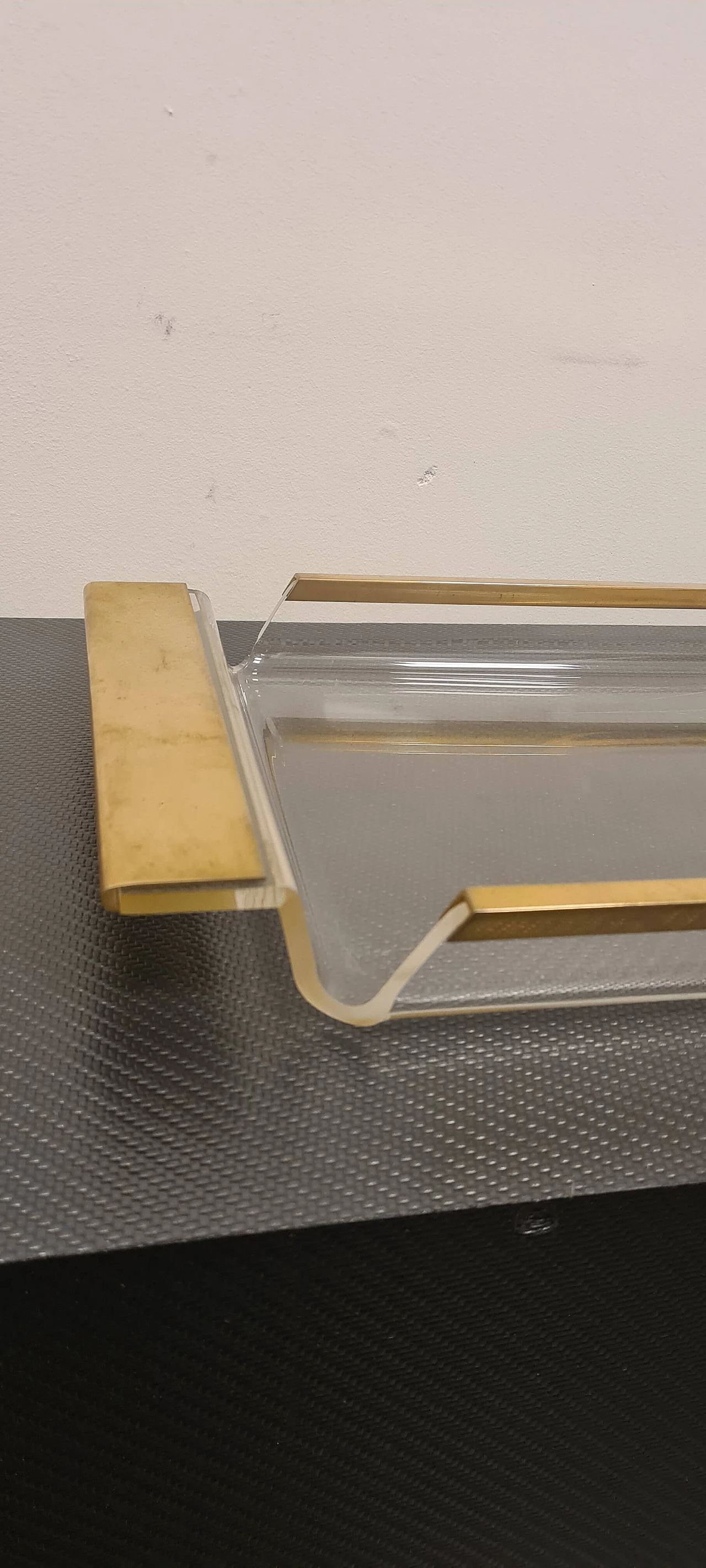 Vassoio in plexiglass e ottone, anni '80 5