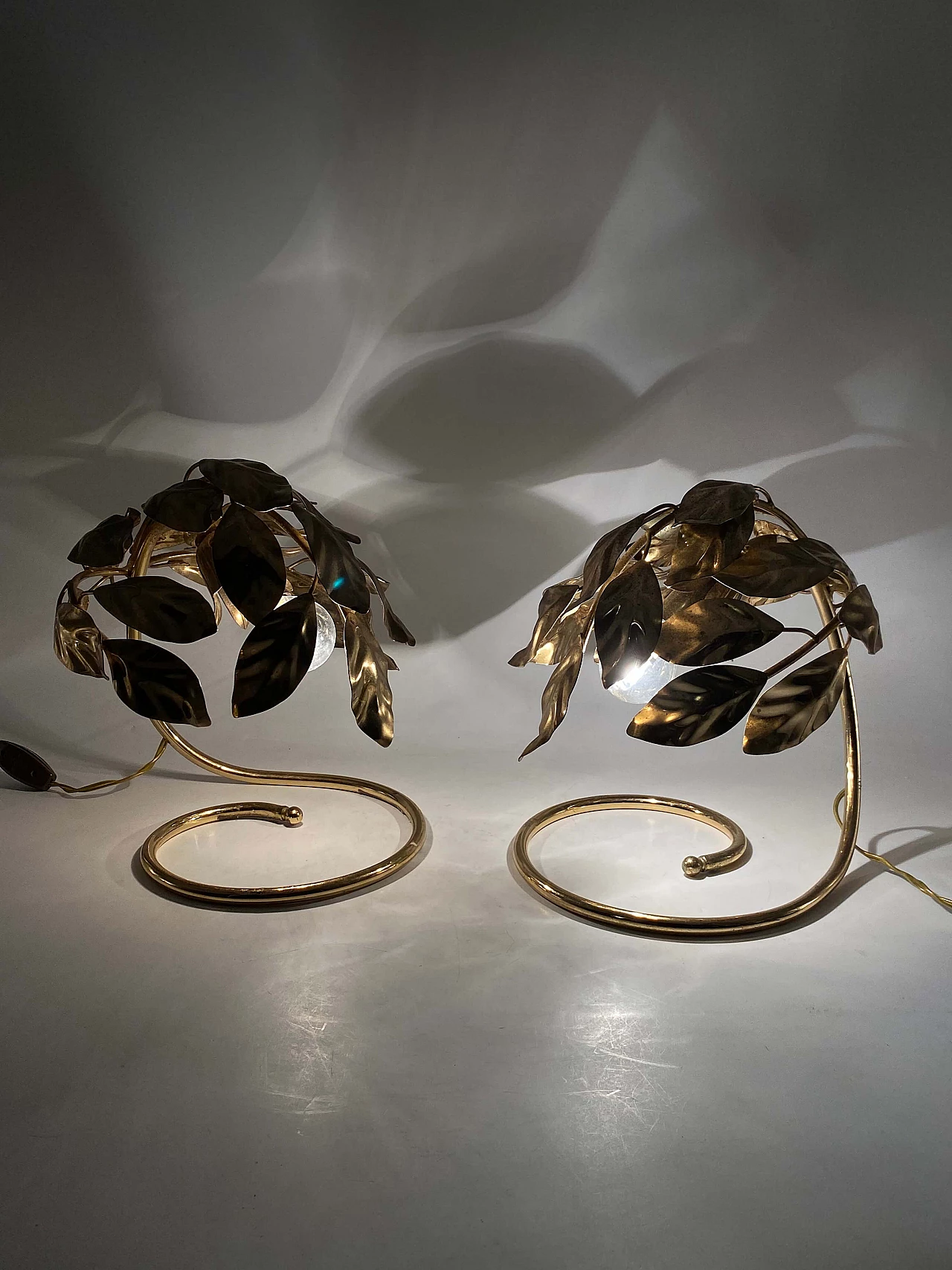 Coppia di lampade da tavolo in ottone con foglie di Bottega Gadda, anni '70 23