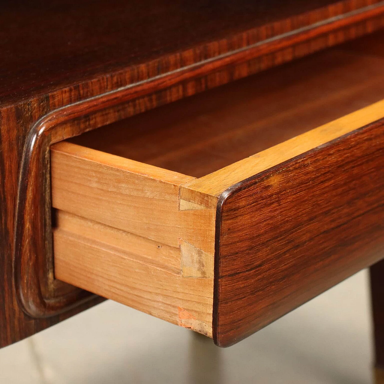 Comodino in legno impiallacciato legno esotico con cassetto e vano a giorno, anni '50 3