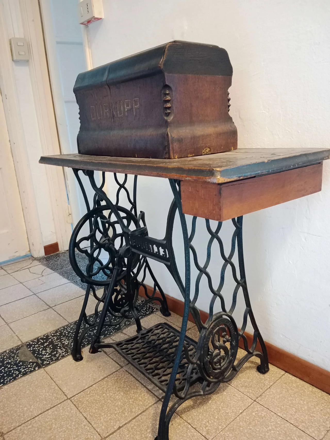 Macchina da cucire in legno e ghisa di Durkopp, inizio '900 1