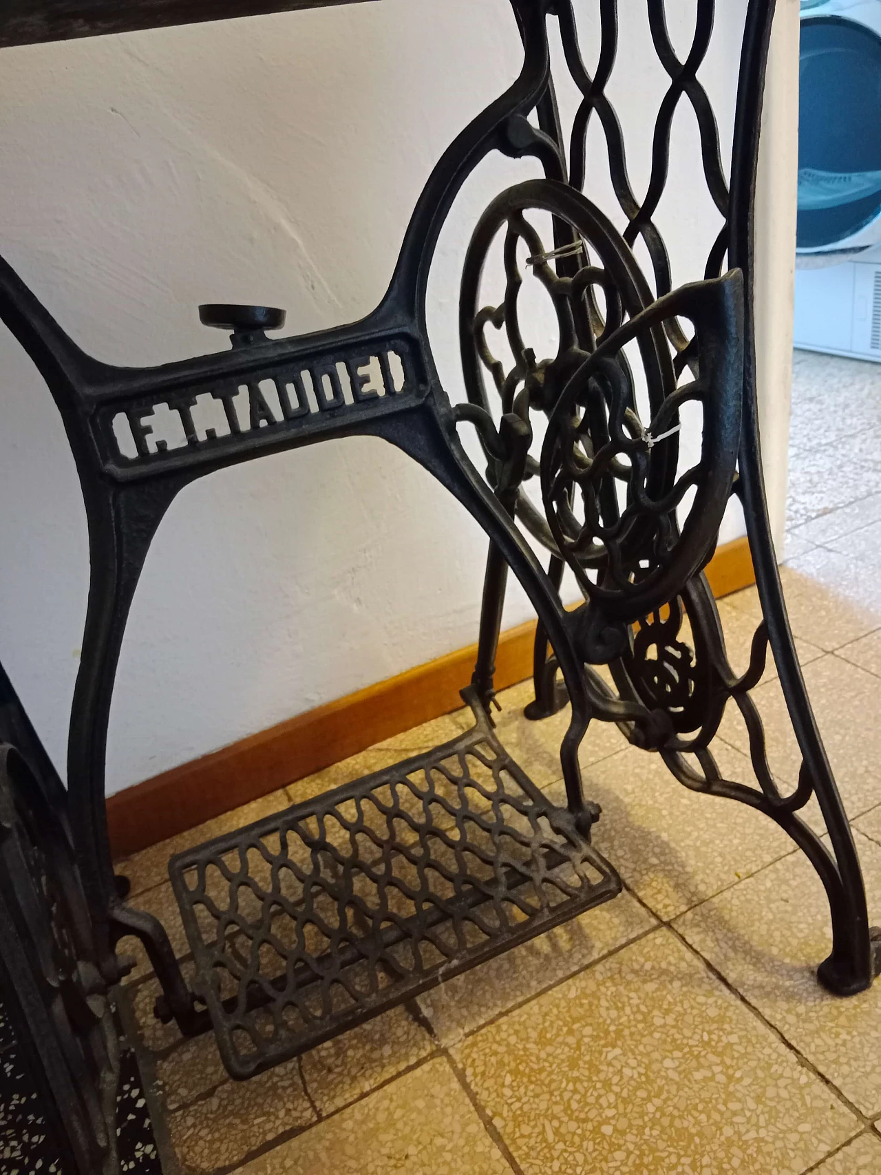 Macchina da cucire in legno e ghisa di Durkopp, inizio '900 3