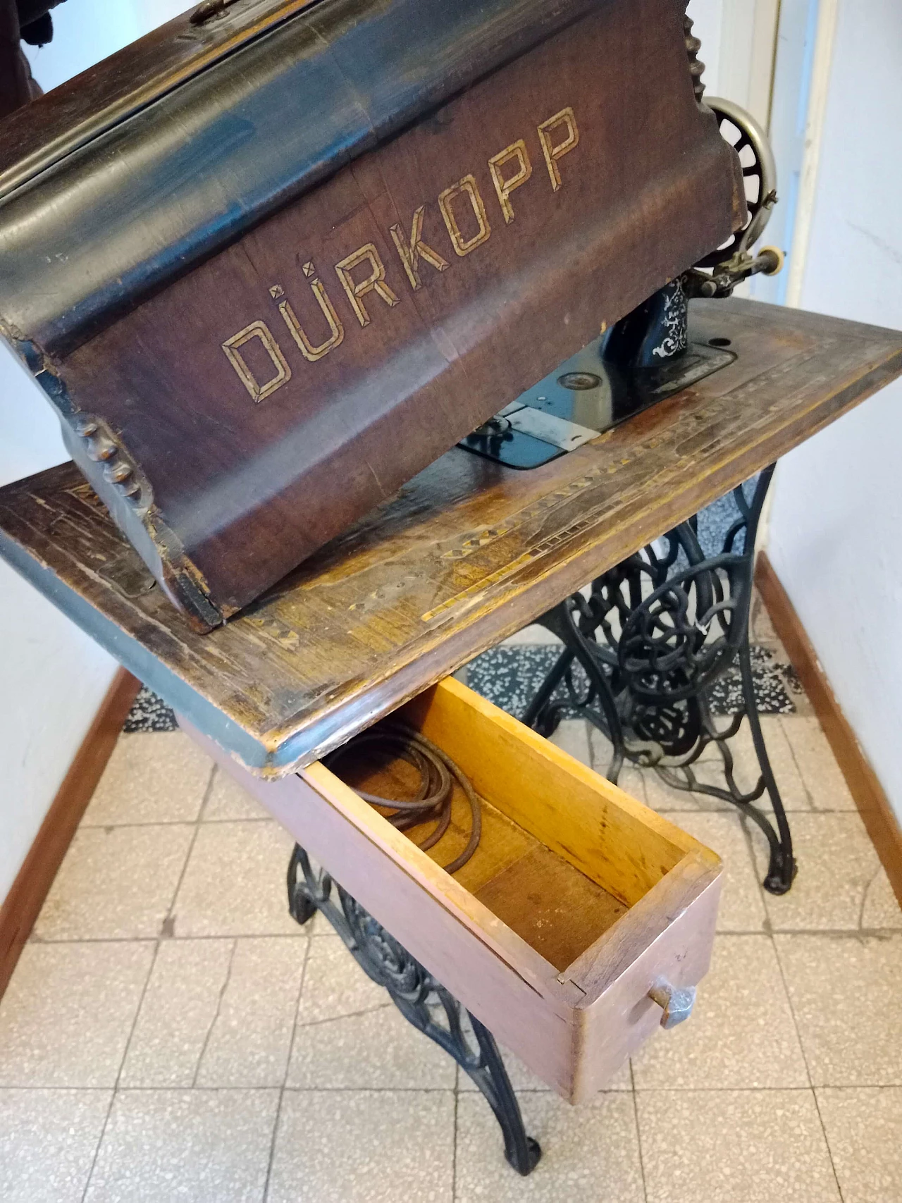 Macchina da cucire in legno e ghisa di Durkopp, inizio '900 7