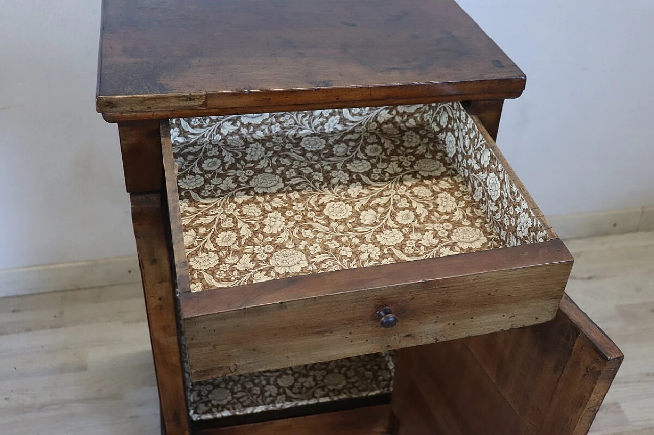 Comodino Impero in noce massello con bretelle decorative, inizio '800 5