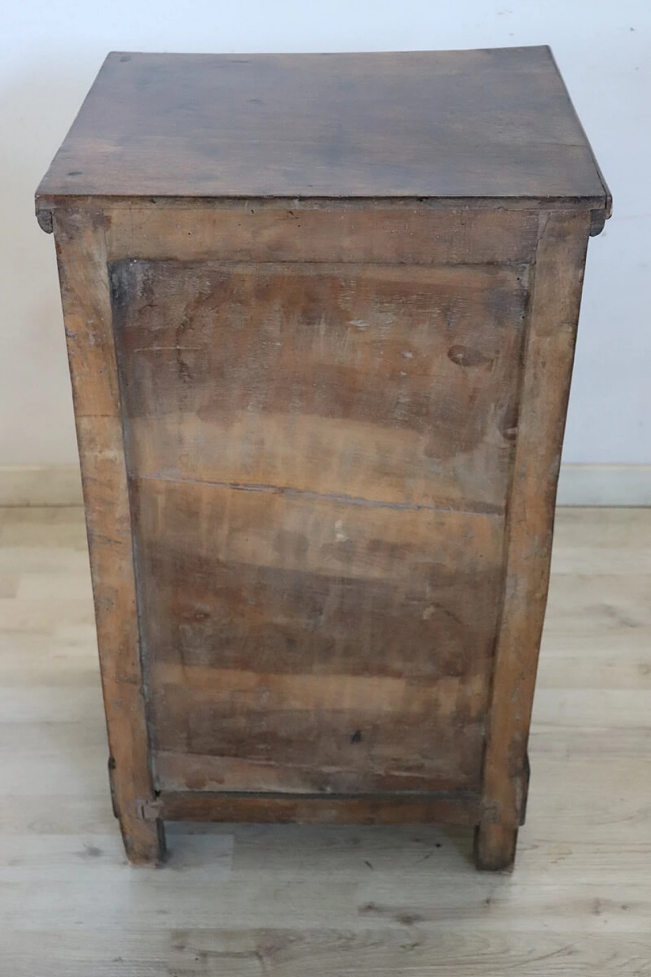 Comodino Impero in noce massello con bretelle decorative, inizio '800 7