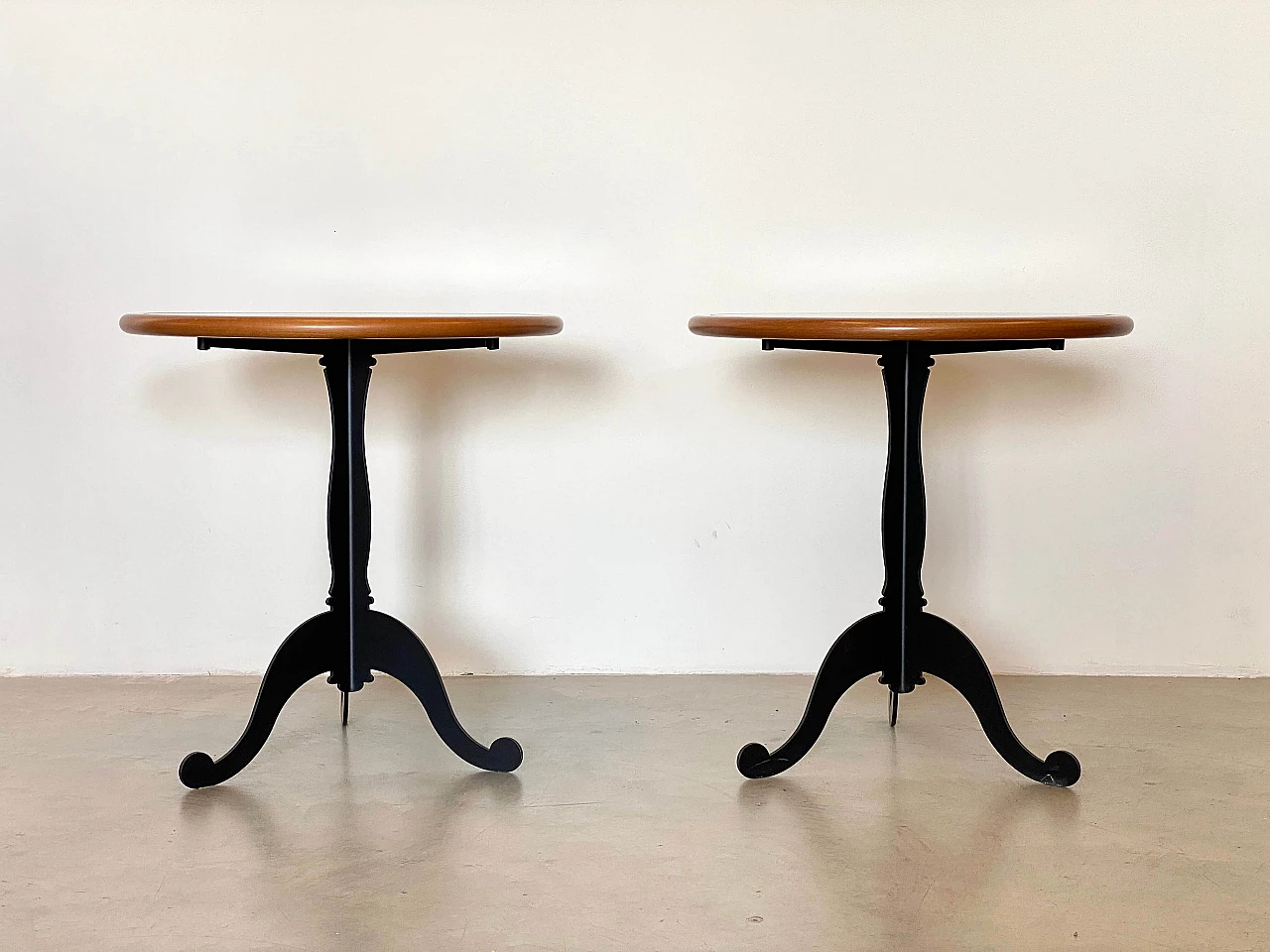 Coppia di tavolini in ferro, legno laccato e teak, anni '80 1