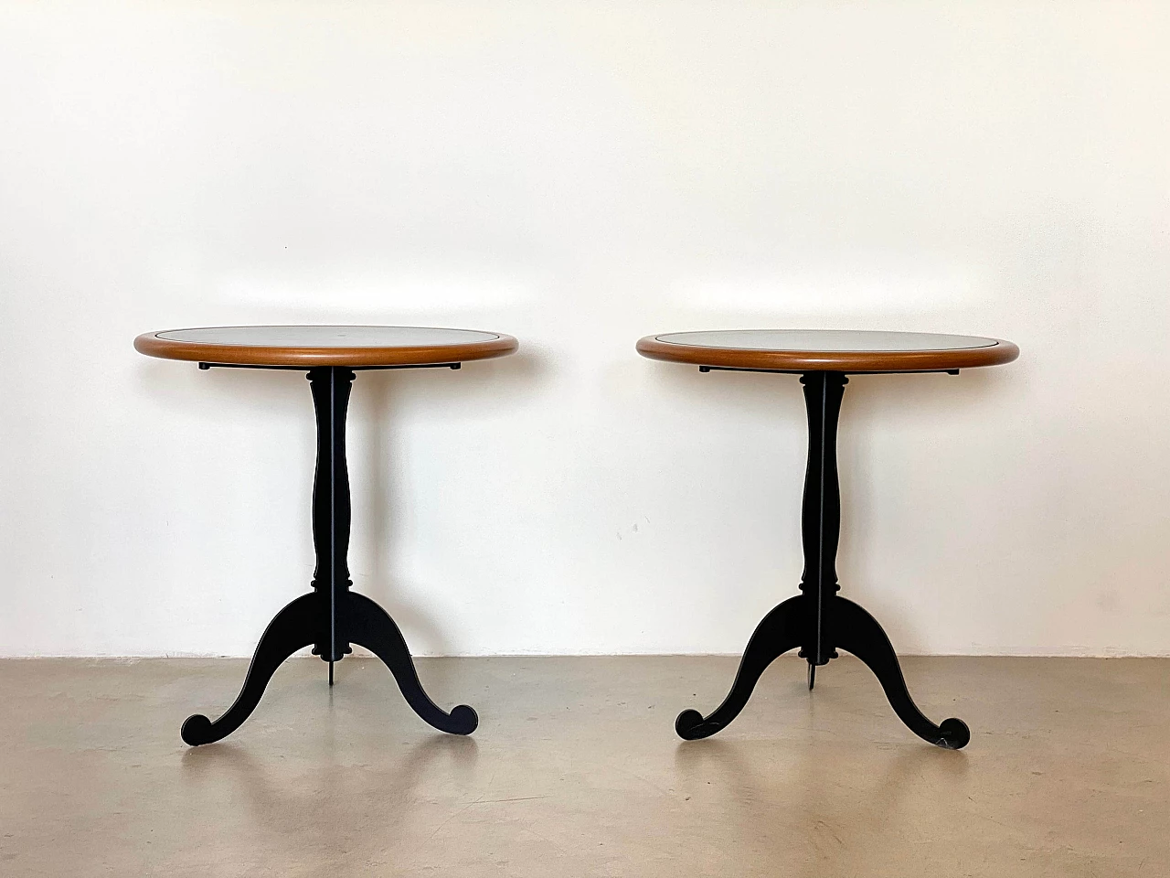 Coppia di tavolini in ferro, legno laccato e teak, anni '80 2