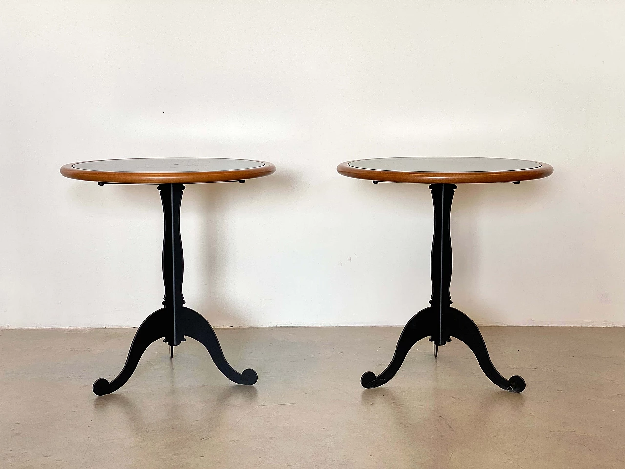 Coppia di tavolini in ferro, legno laccato e teak, anni '80 6