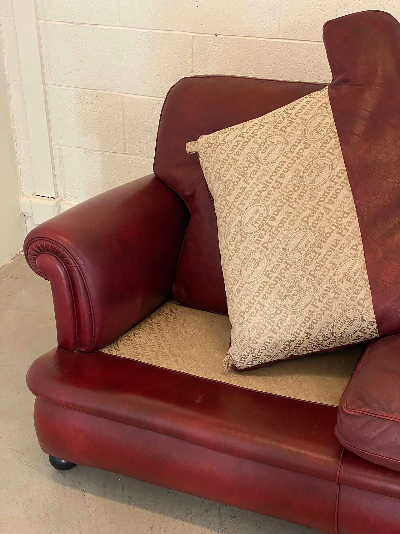 Burgundy leather and lacquered wood sofa by Poltrona Frau, 1980s 6