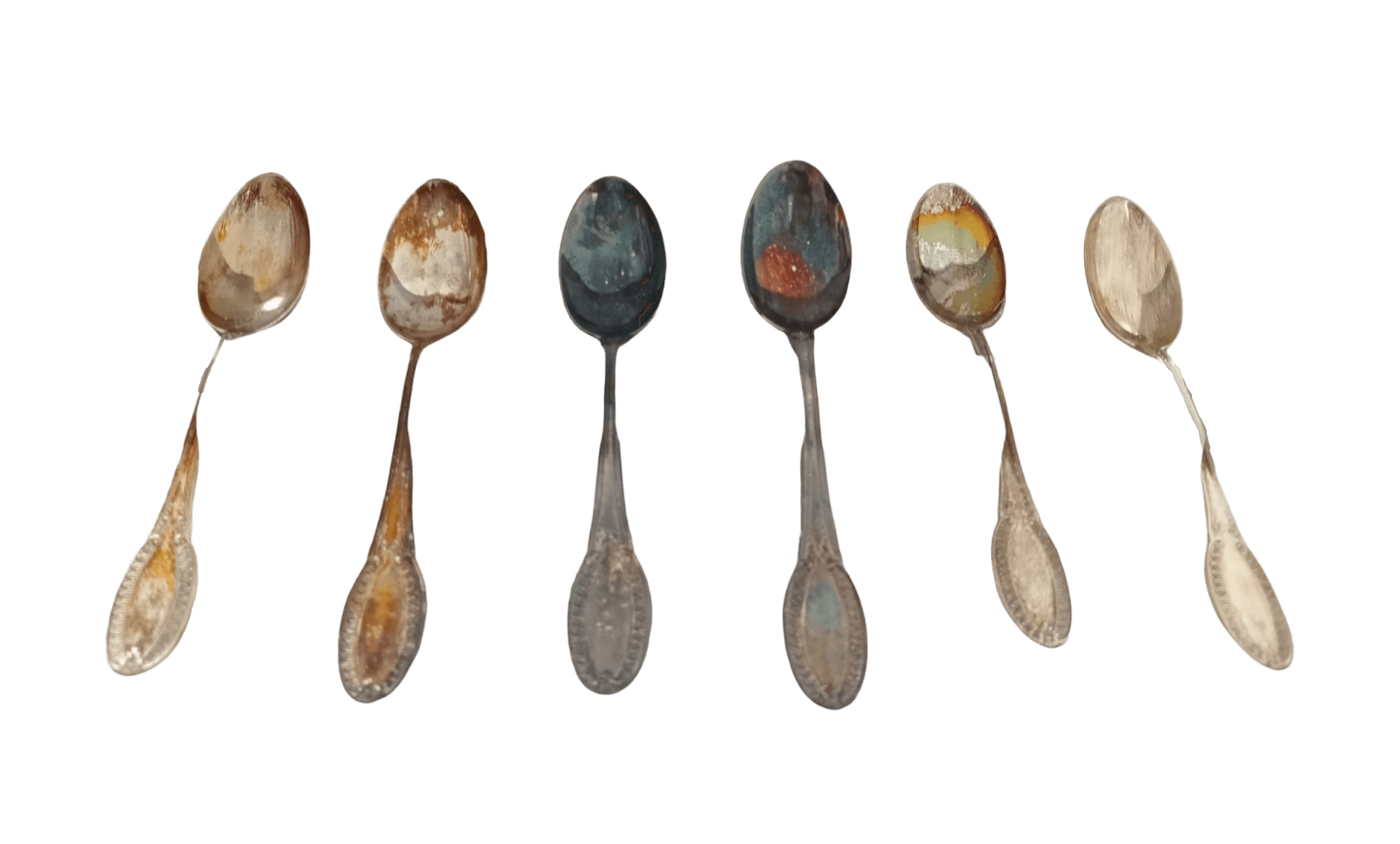 Rovesciato tazza da caffè e cucchiaio sul lavello da cucina Foto stock