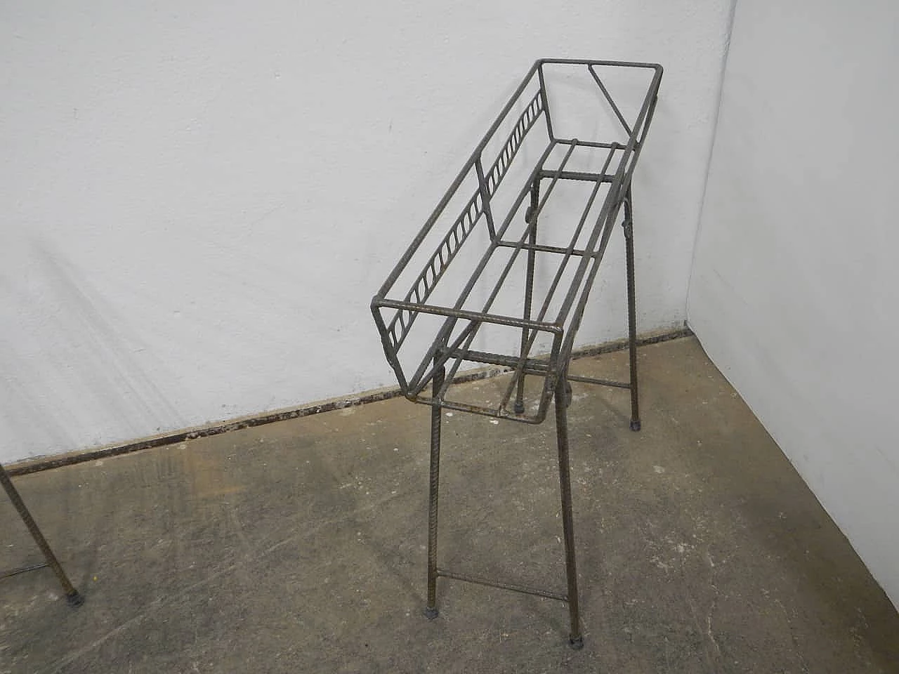 Coppia di portafiori in ferro lavorato, anni '70 4