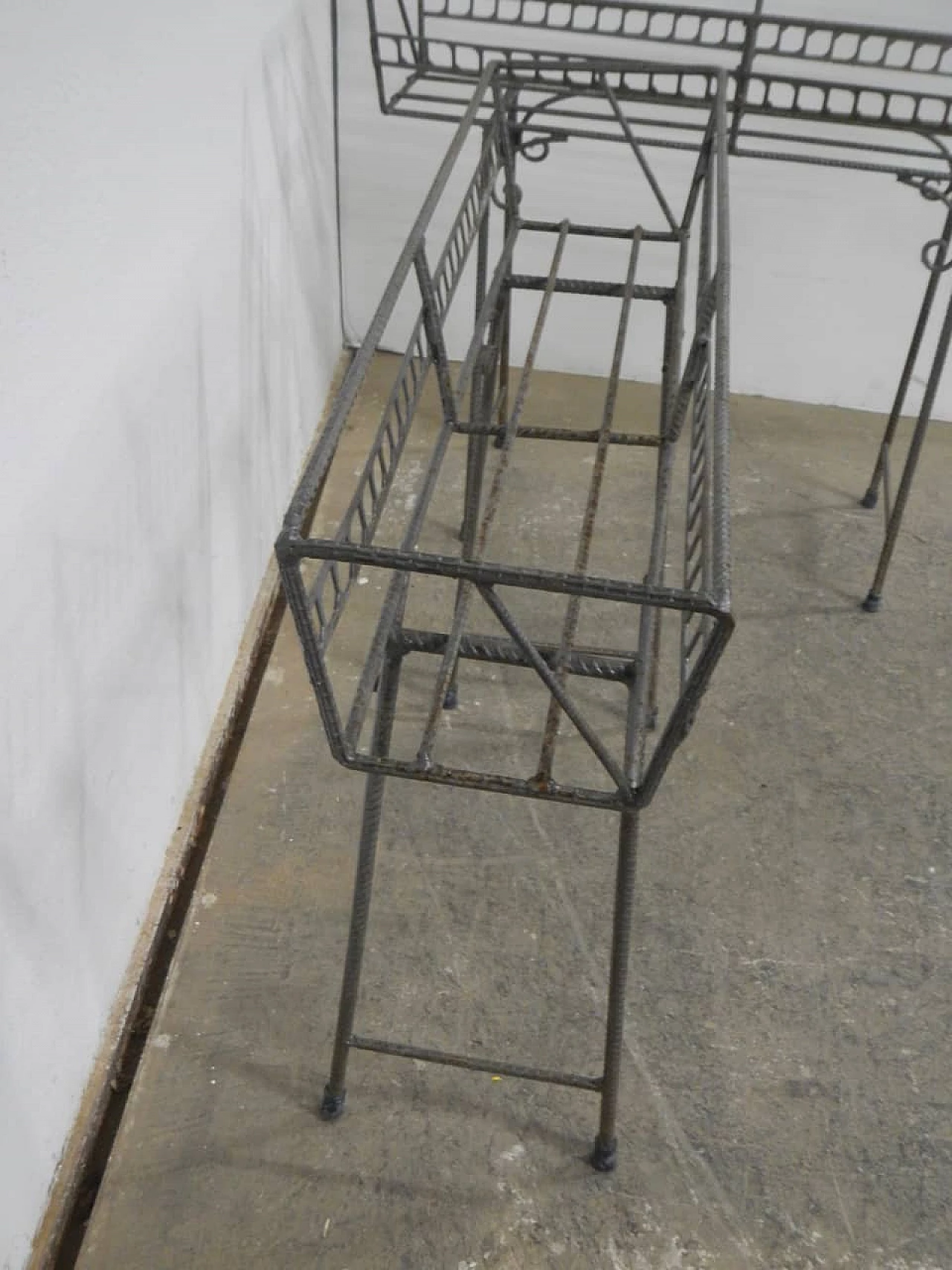 Coppia di portafiori in ferro lavorato, anni '70 9