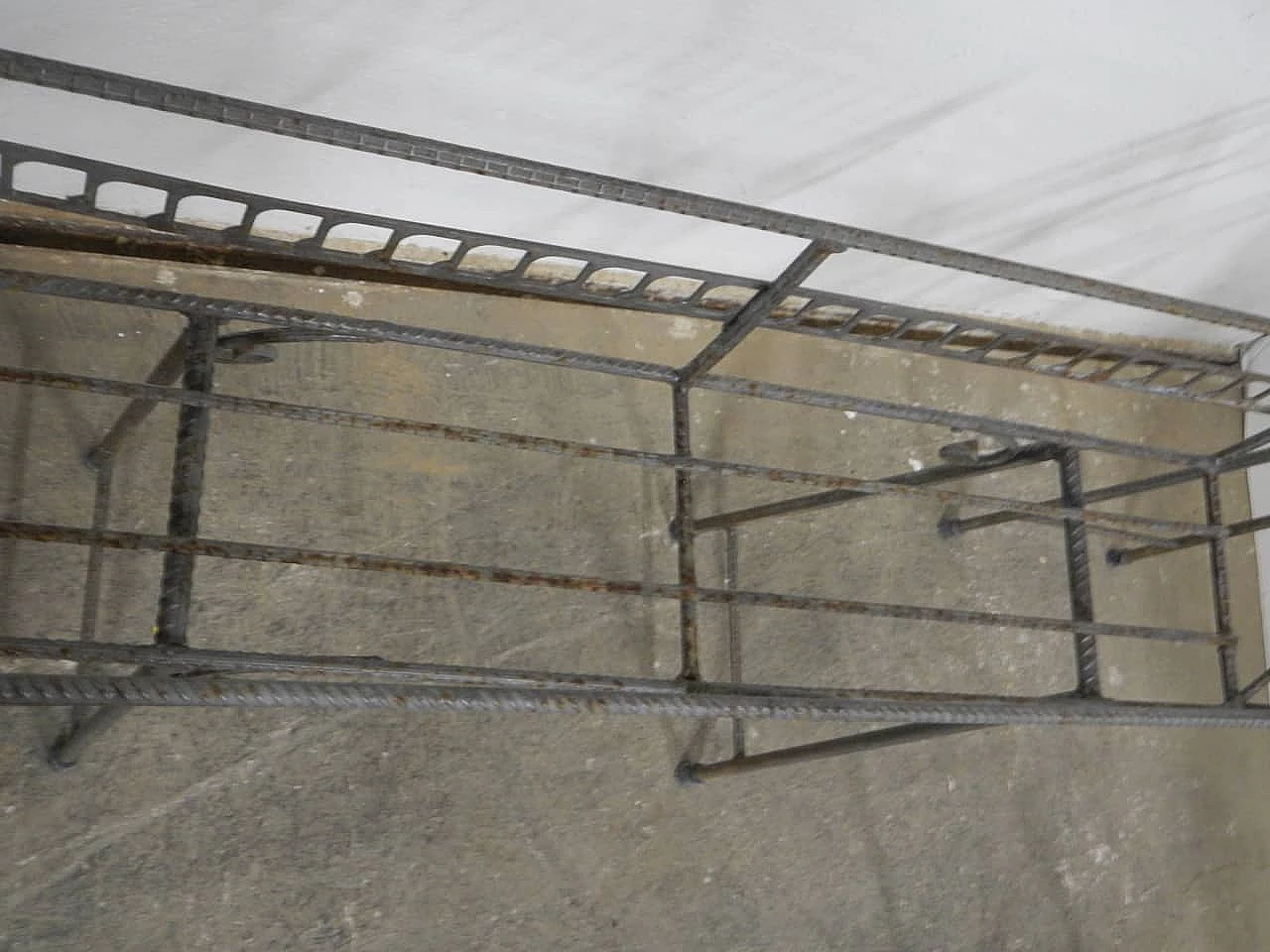 Coppia di portafiori in ferro lavorato, anni '70 10