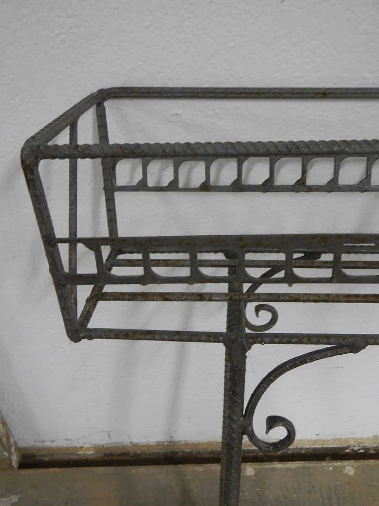 Coppia di portafiori in ferro lavorato, anni '70 11