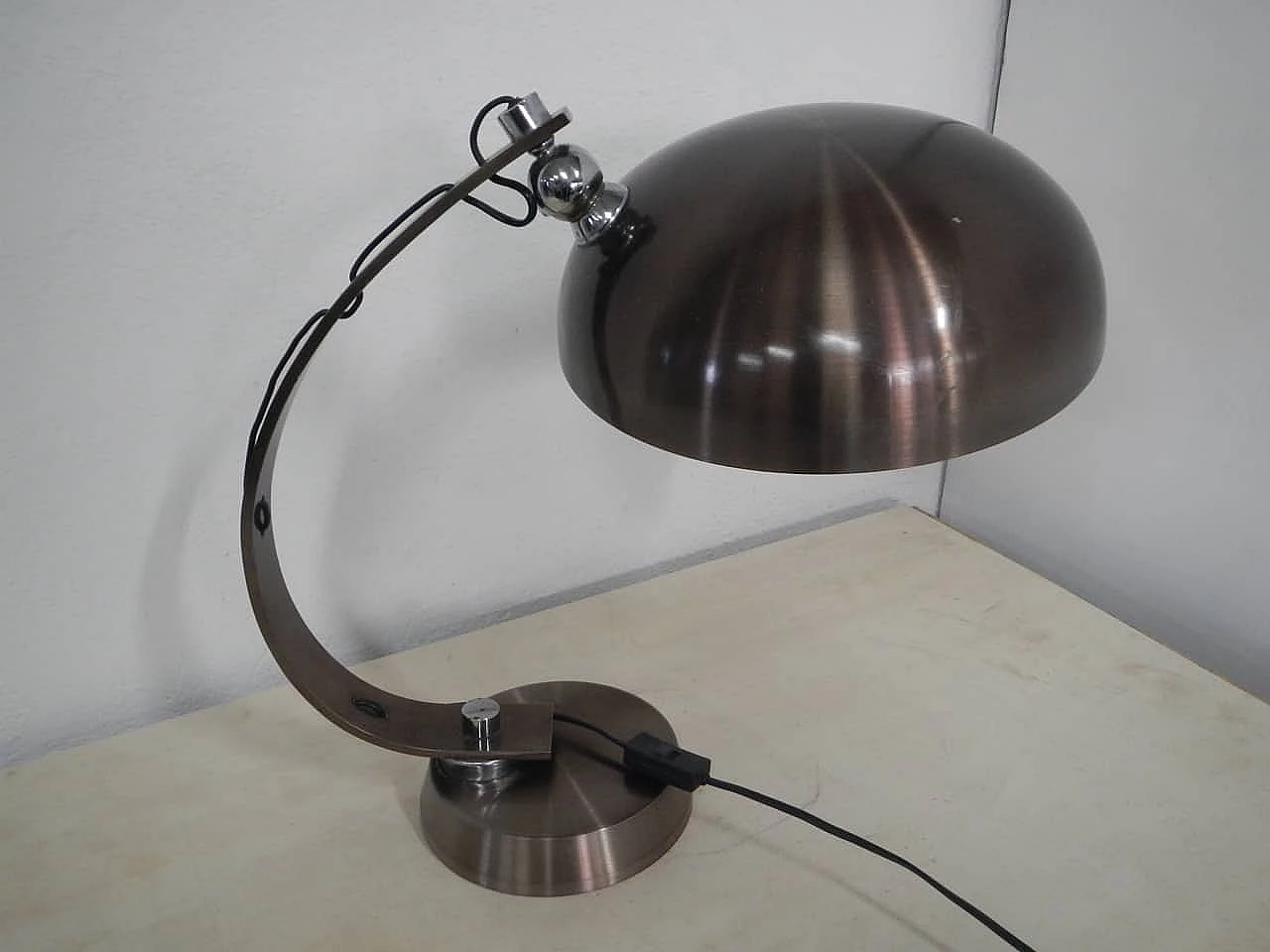 Lampada da tavolo in alluminio e metallo attribuita ad Arredoluce, anni '70 3