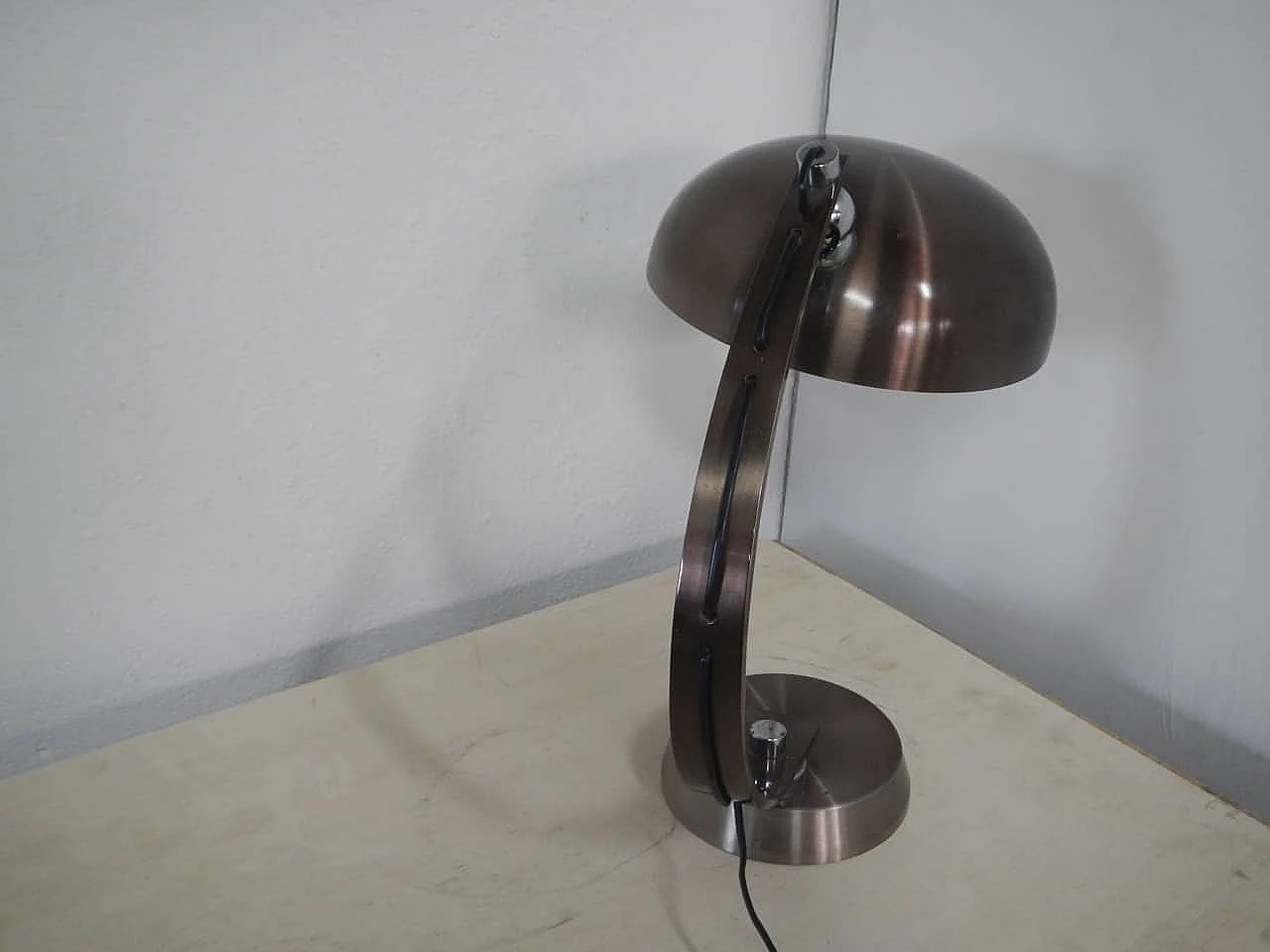 Lampada da tavolo in alluminio e metallo attribuita ad Arredoluce, anni '70 4
