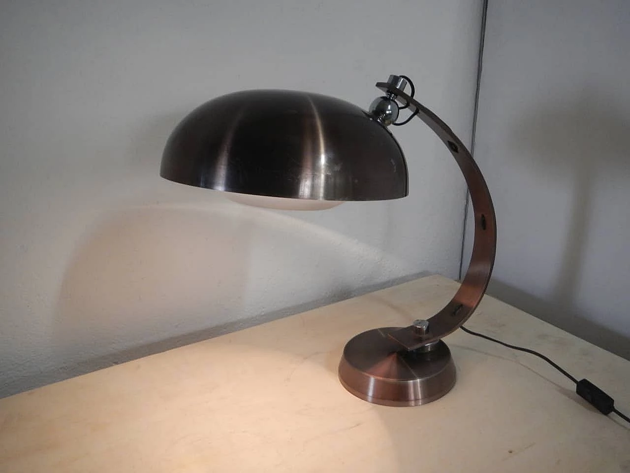 Lampada da tavolo in alluminio e metallo attribuita ad Arredoluce, anni '70 5