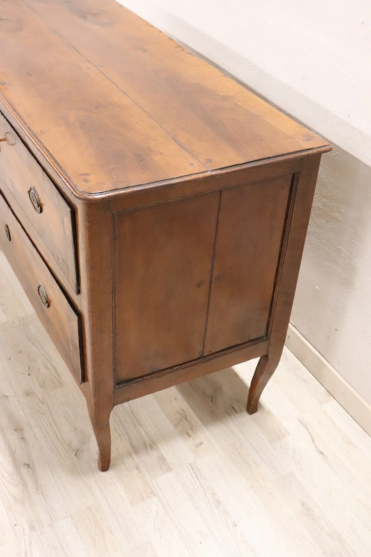 Louis XV walnut commode, 18th century 5