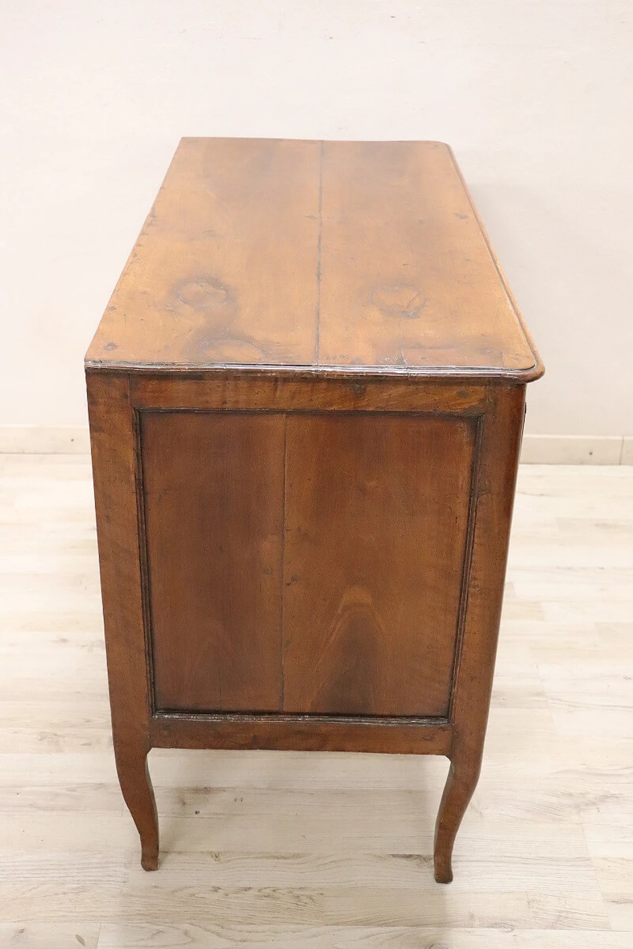 Louis XV walnut commode, 18th century 9