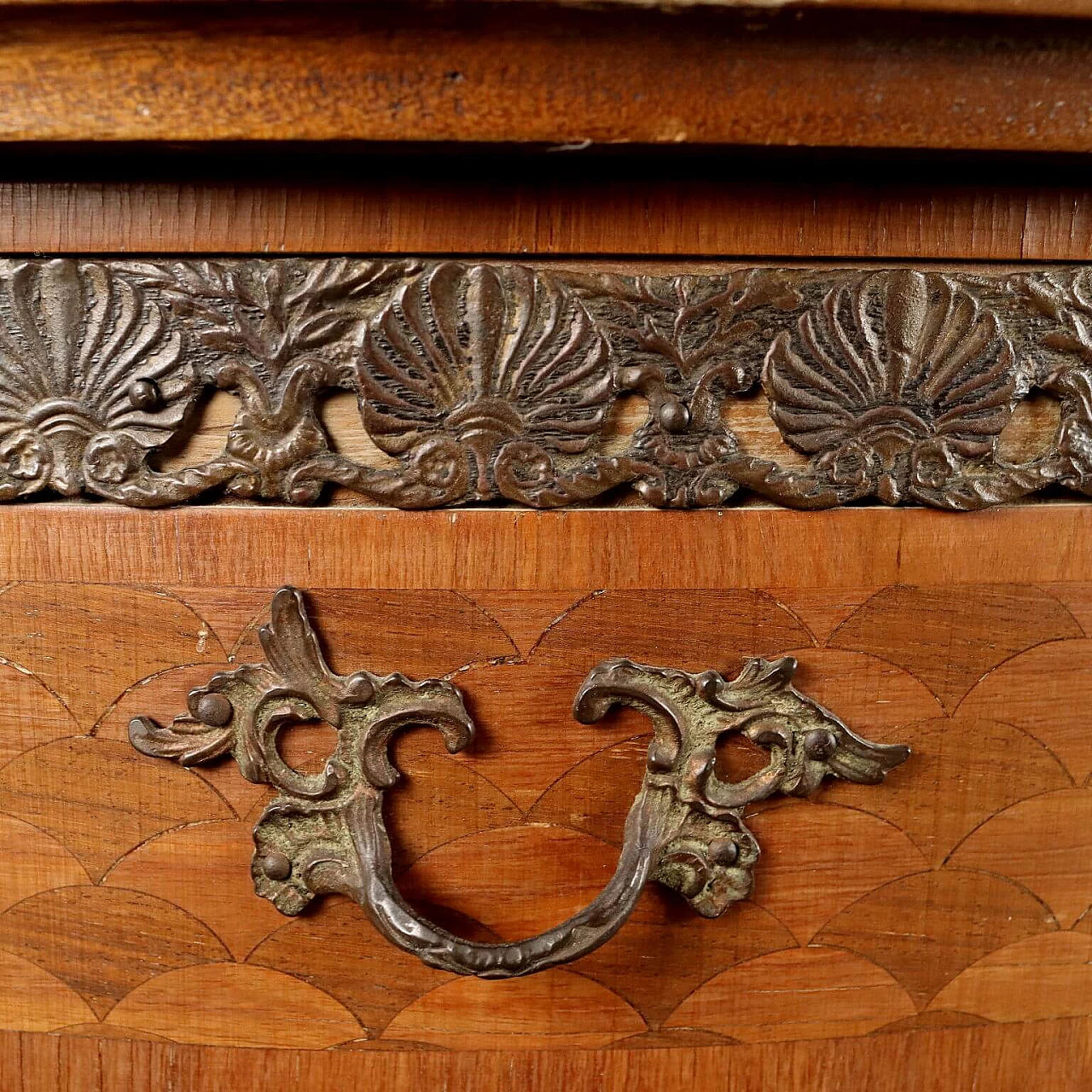 Coppia di comodini in legno con intarsi e dettagli in bronzo 9