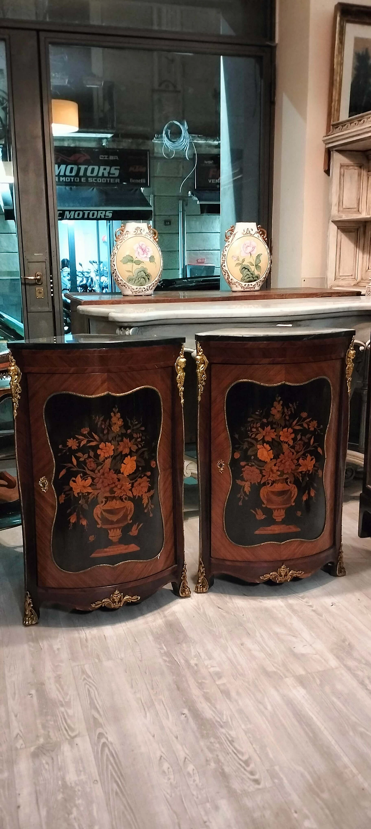 Coppia di angoliere Napoleone III in legno di rosa, ebano e marmo, '800 1