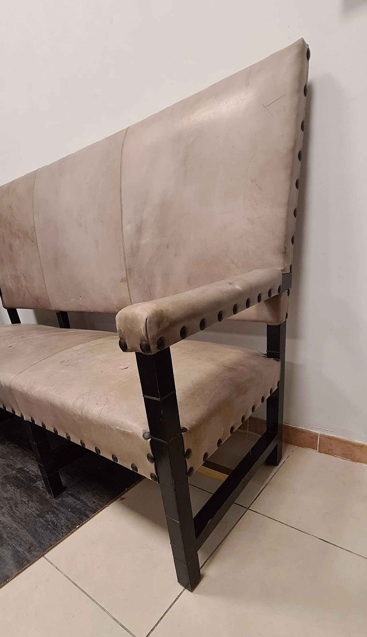 Divano a tre posti in legno laccato nero, pelle grigia e ottone, anni '80 3