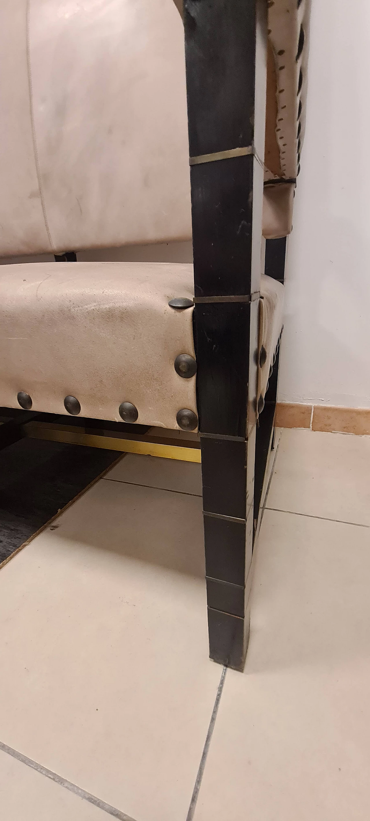 Divano a tre posti in legno laccato nero, pelle grigia e ottone, anni '80 4