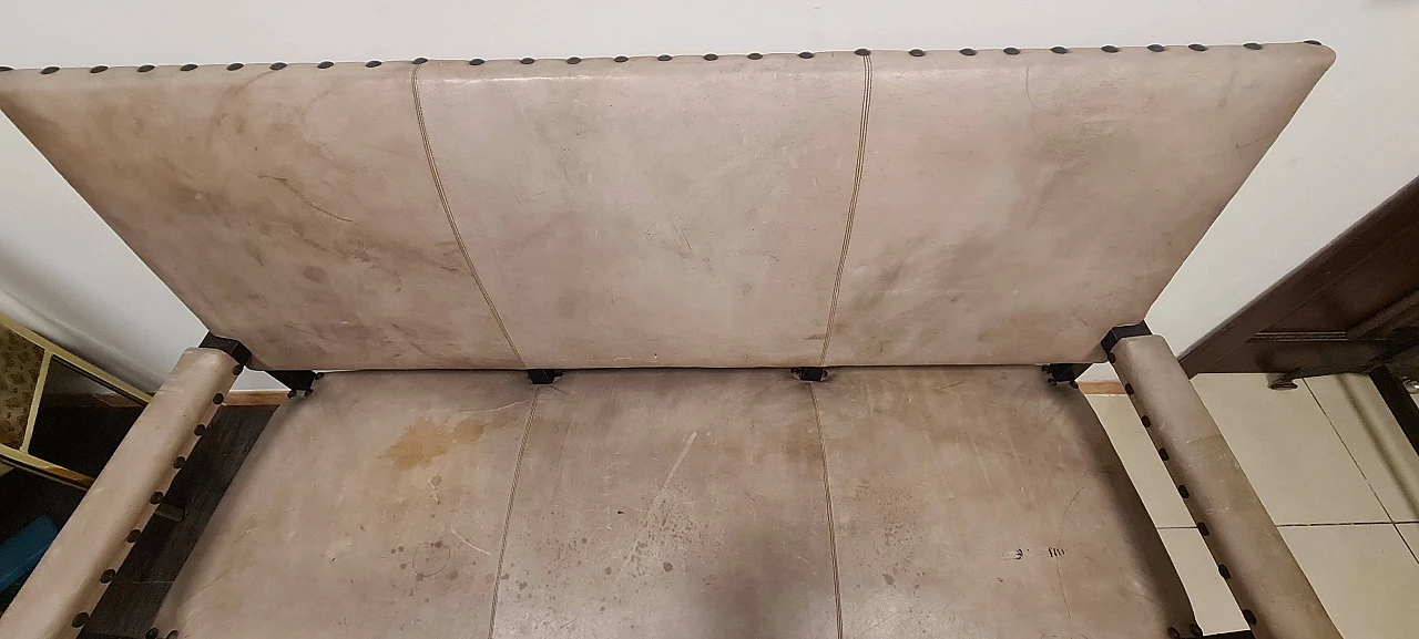 Divano a tre posti in legno laccato nero, pelle grigia e ottone, anni '80 8