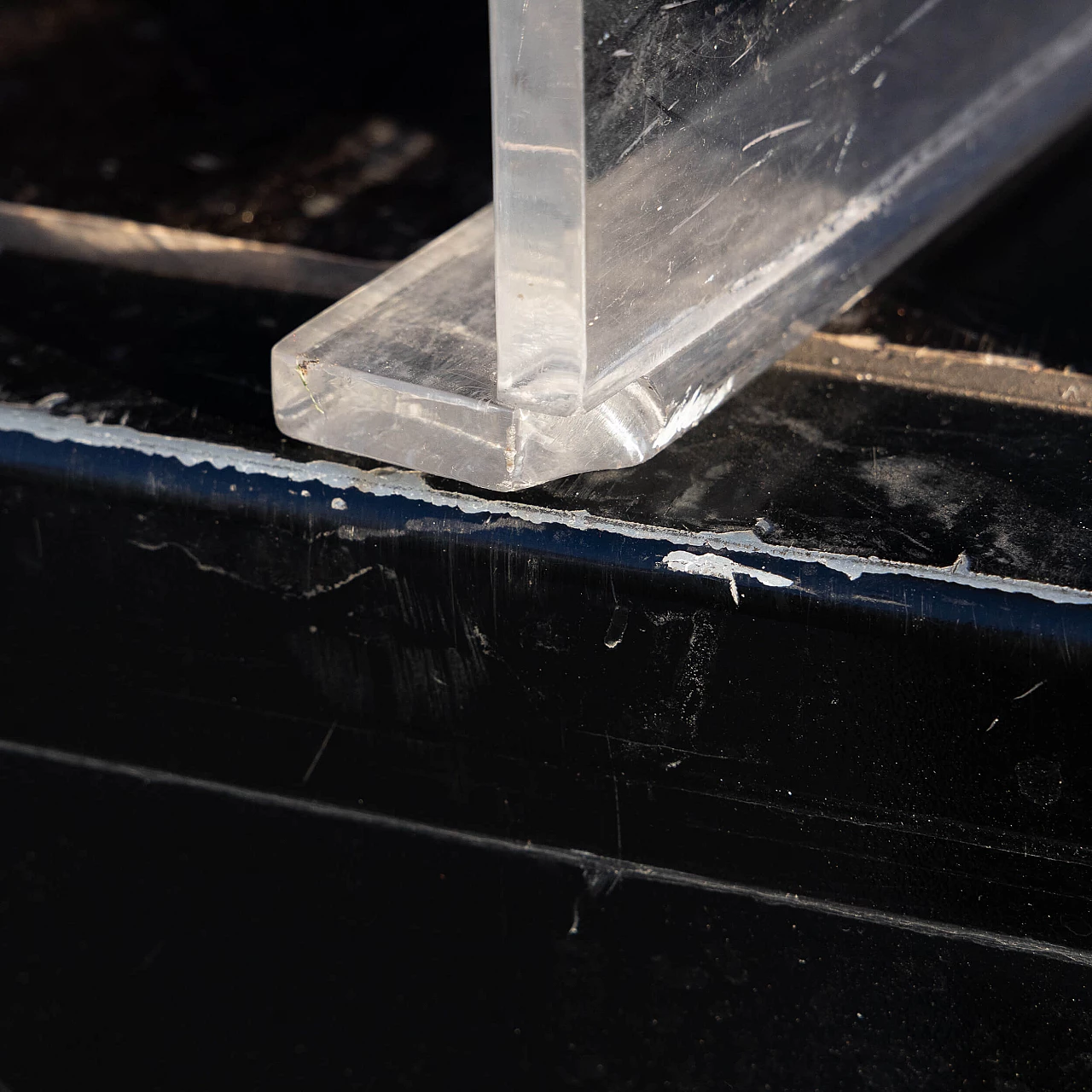 Coppia di poltrone in plexiglass, metallo e tessuto, anni '60 12