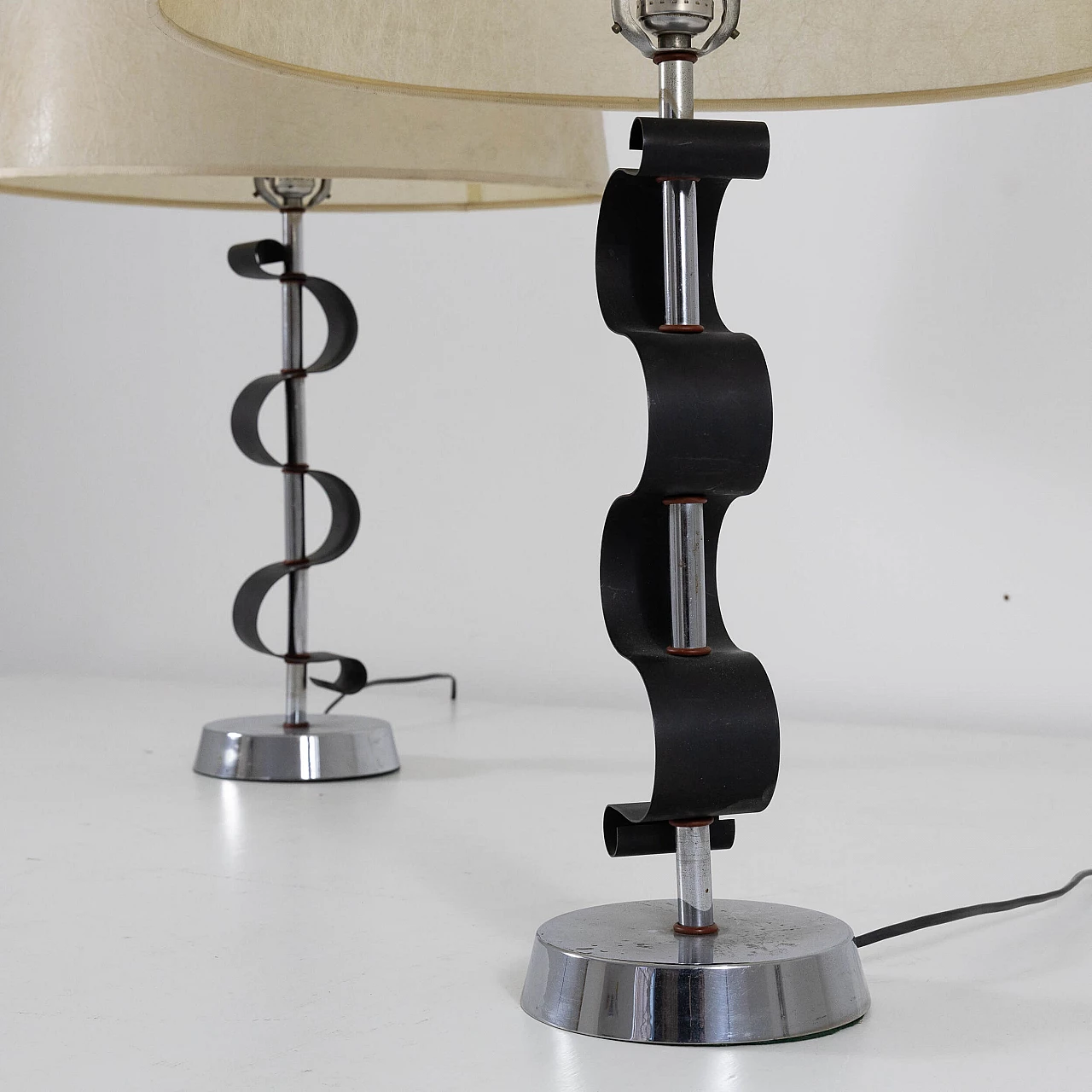 Pair of chromed and varnished metal table lamps, 1950s 3