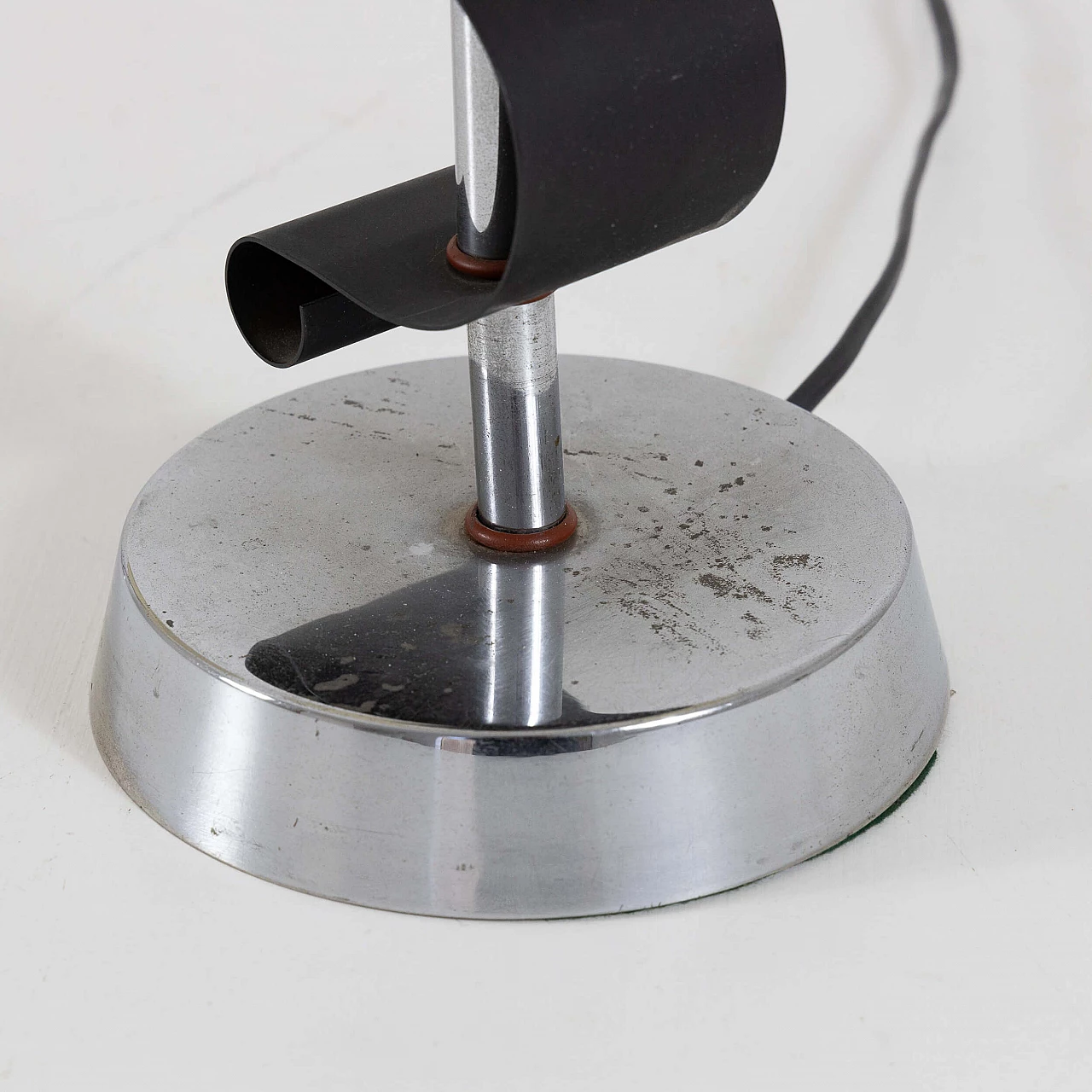 Coppia di lampade da tavolo in metallo cromato e verniciato, anni '50 4