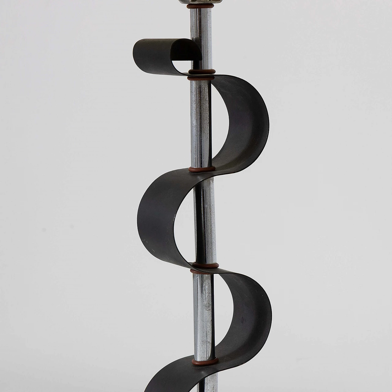 Coppia di lampade da tavolo in metallo cromato e verniciato, anni '50 5