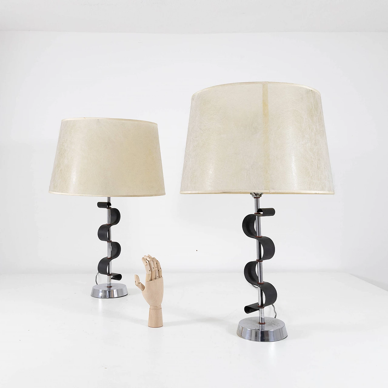 Pair of chromed and varnished metal table lamps, 1950s 8