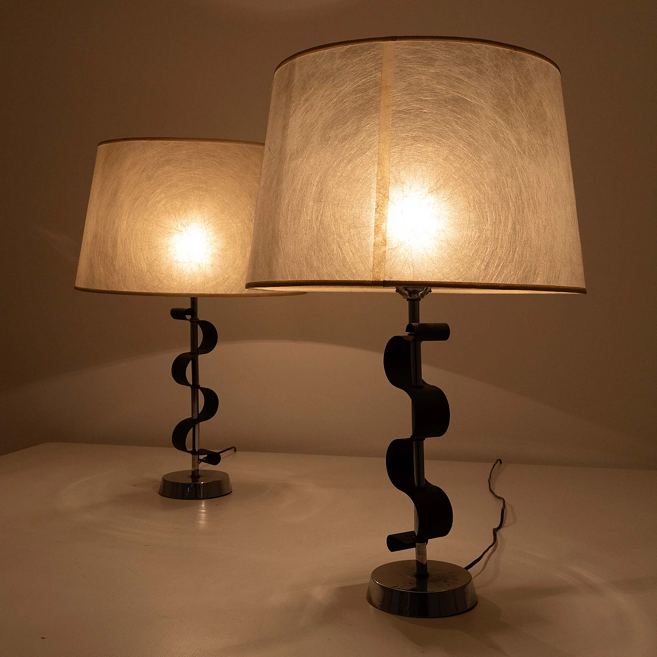 Coppia di lampade da tavolo in metallo cromato e verniciato, anni '50 10