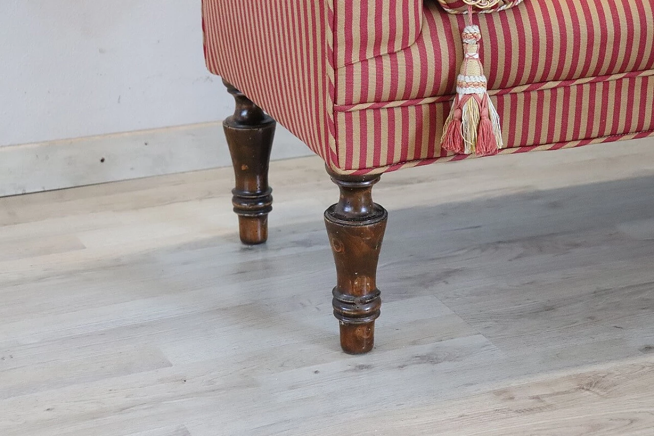 Panchetta imbottita rivestita in tessuto a righe rosse con piedi in faggio, '800 3