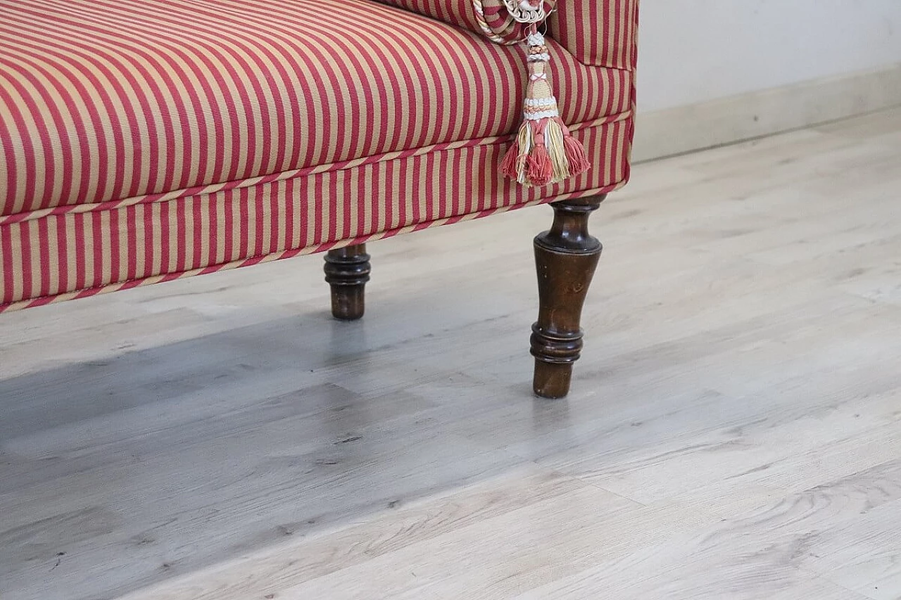 Panchetta imbottita rivestita in tessuto a righe rosse con piedi in faggio, '800 4