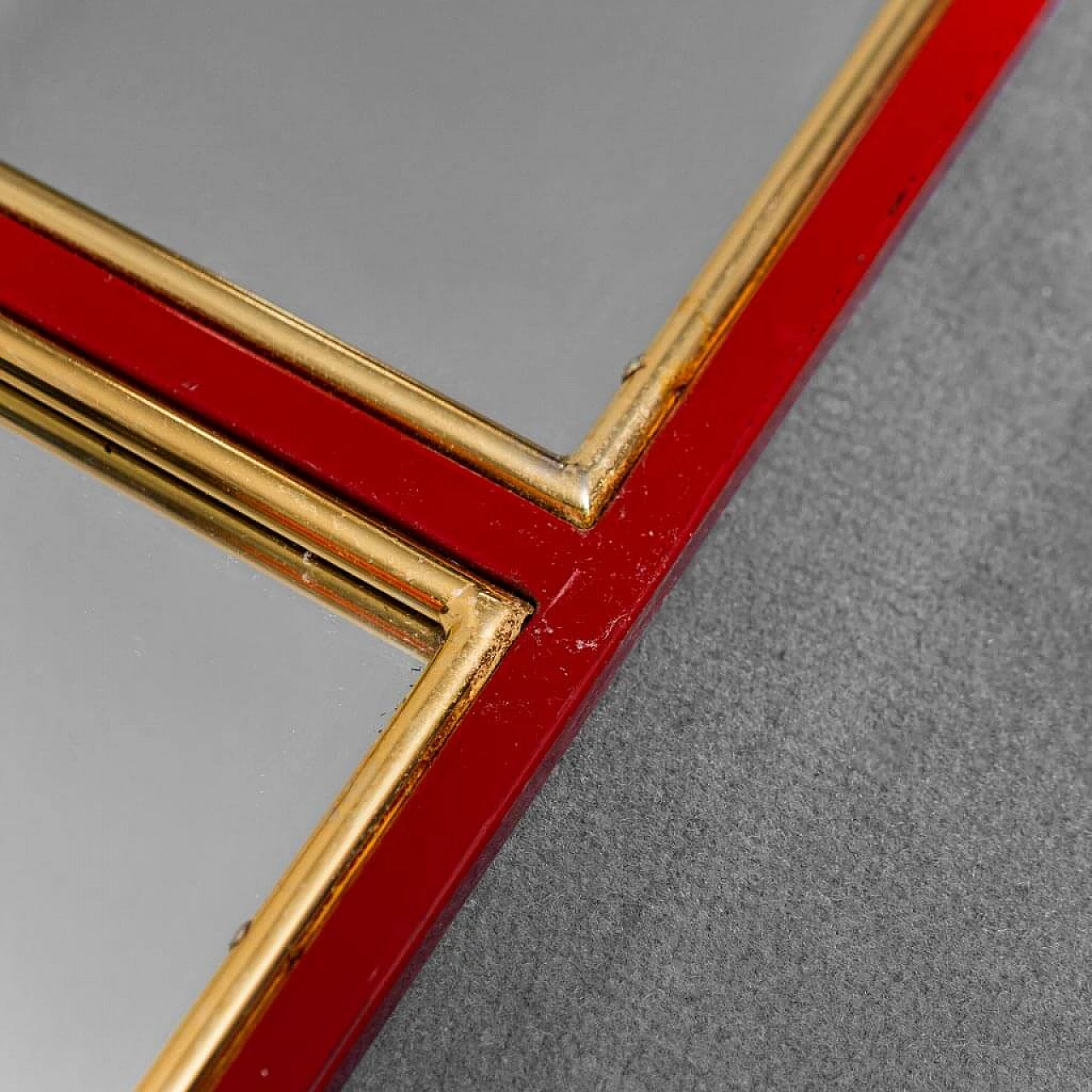 Specchio da parete in metallo rosso e dorato, anni '70 7