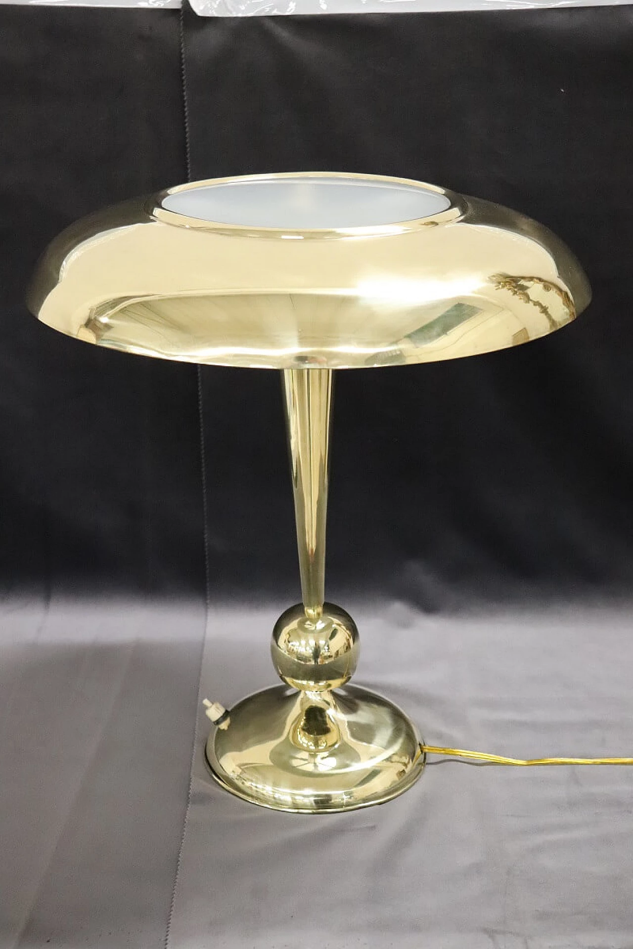 Lampada in ottone e vetro satinato di Oscar Torlasco per Lumi, anni '50 4